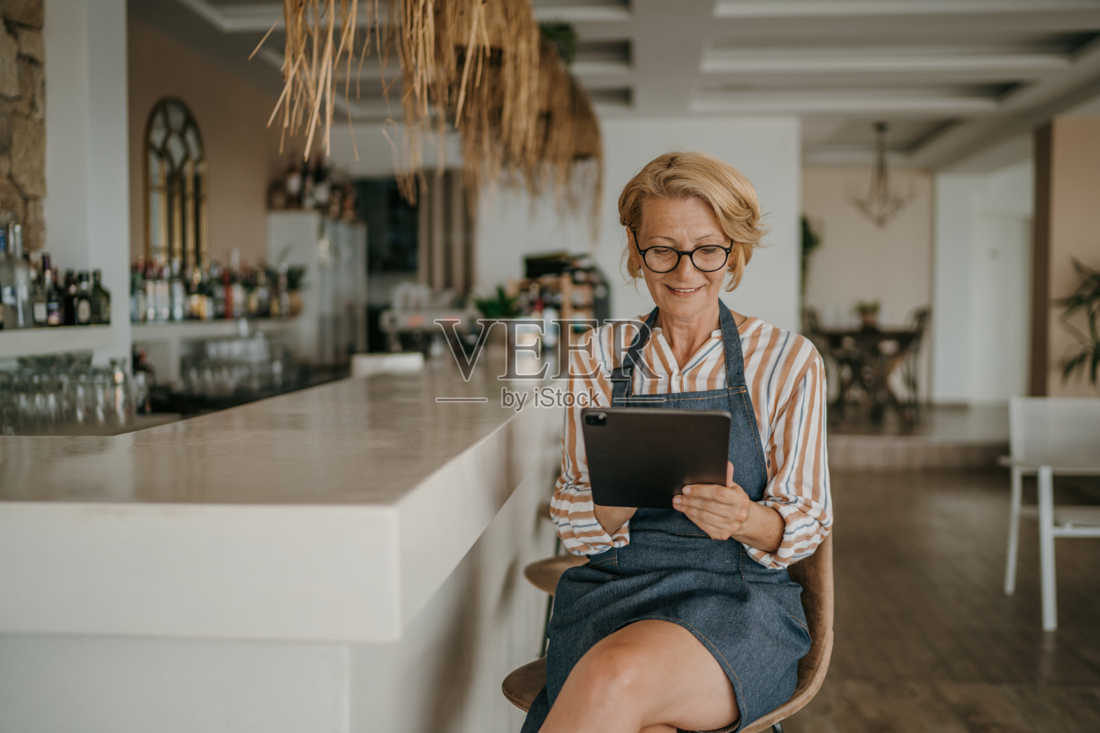 忙碌的店主照片摄影图片