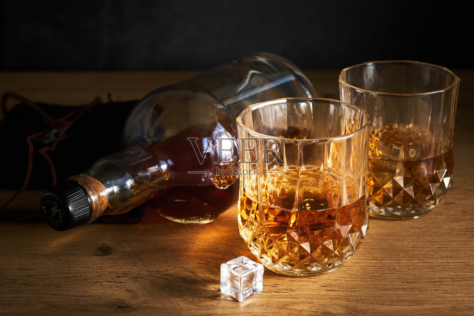 两杯威士忌和一瓶照片摄影图片