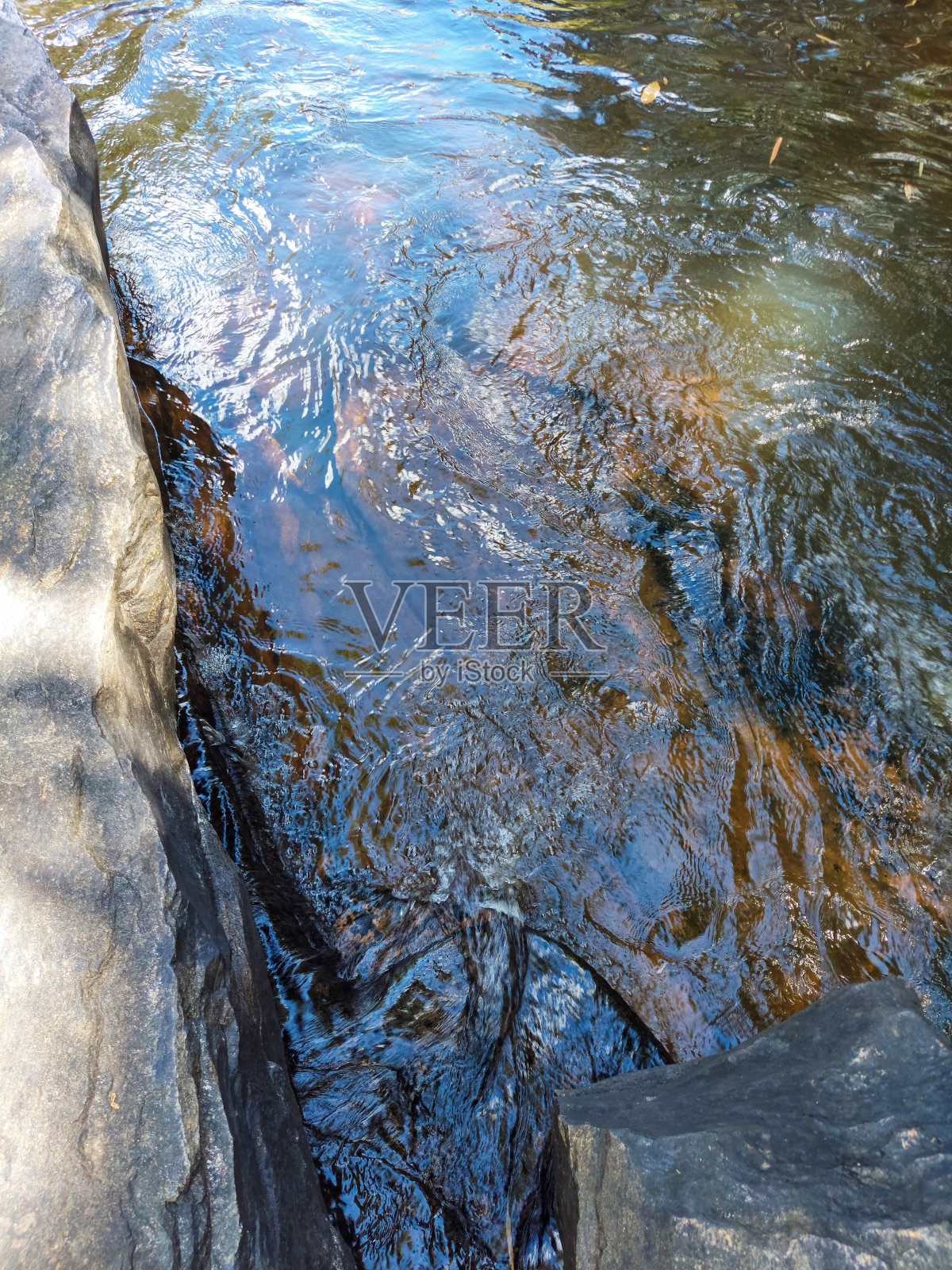 水在石头上的路径。照片摄影图片