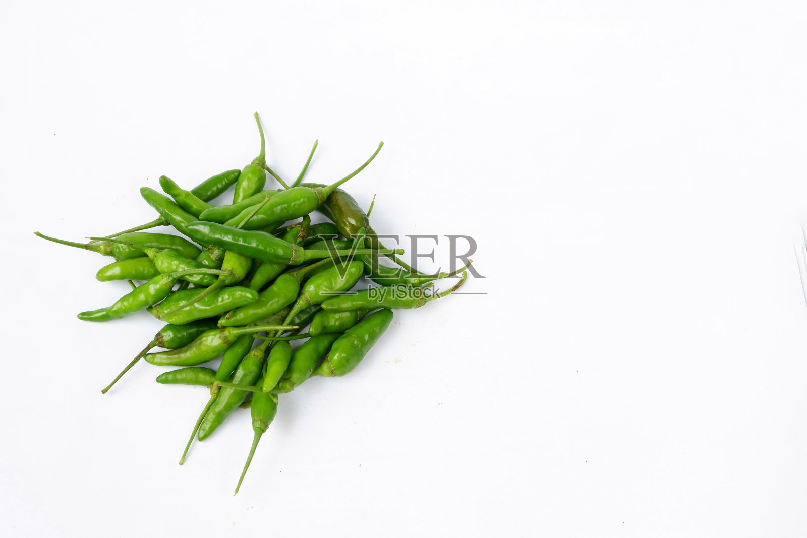 把红辣椒放在白色的背景上照片摄影图片