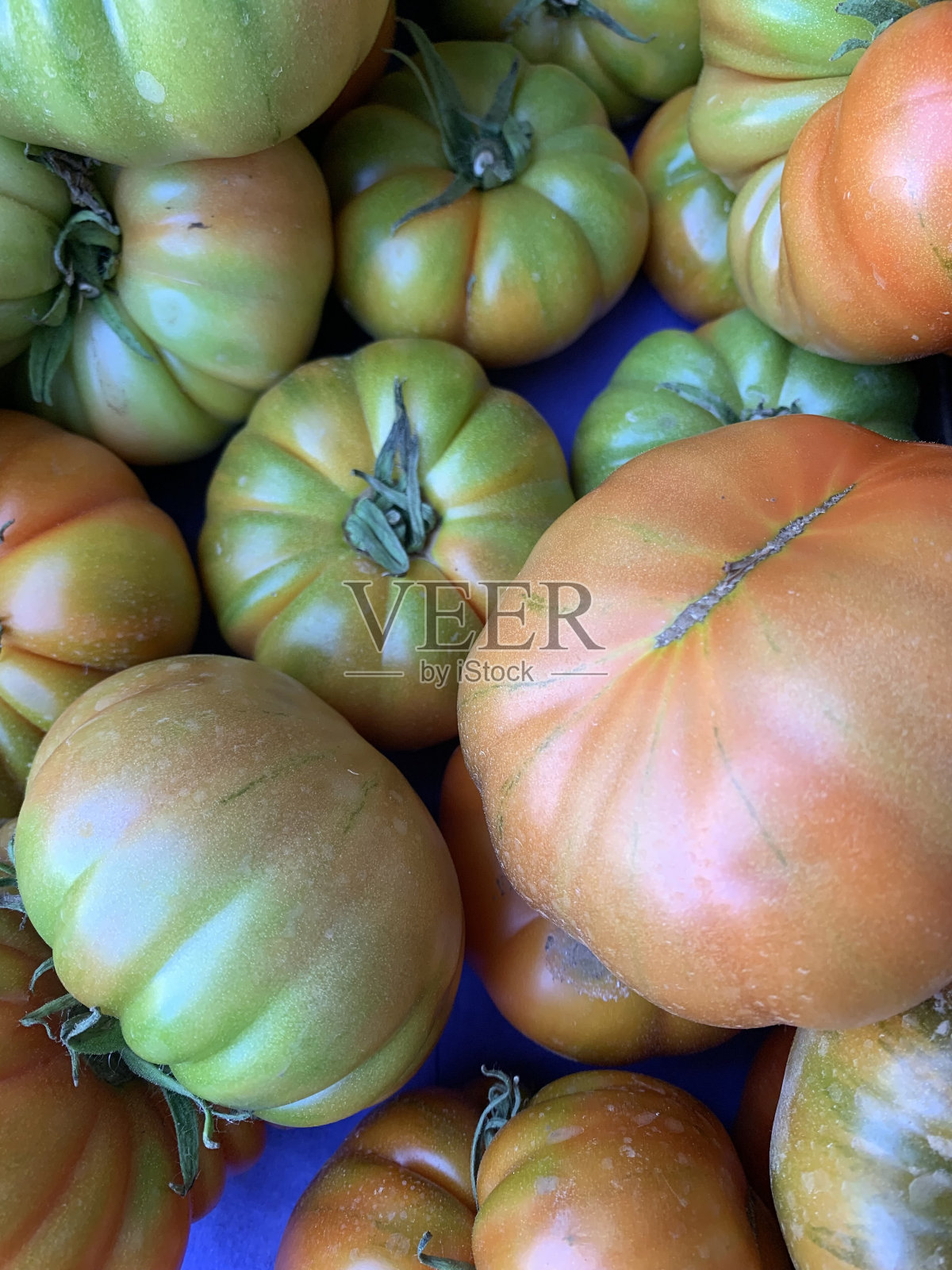 绿色和红色的番茄背景照片摄影图片