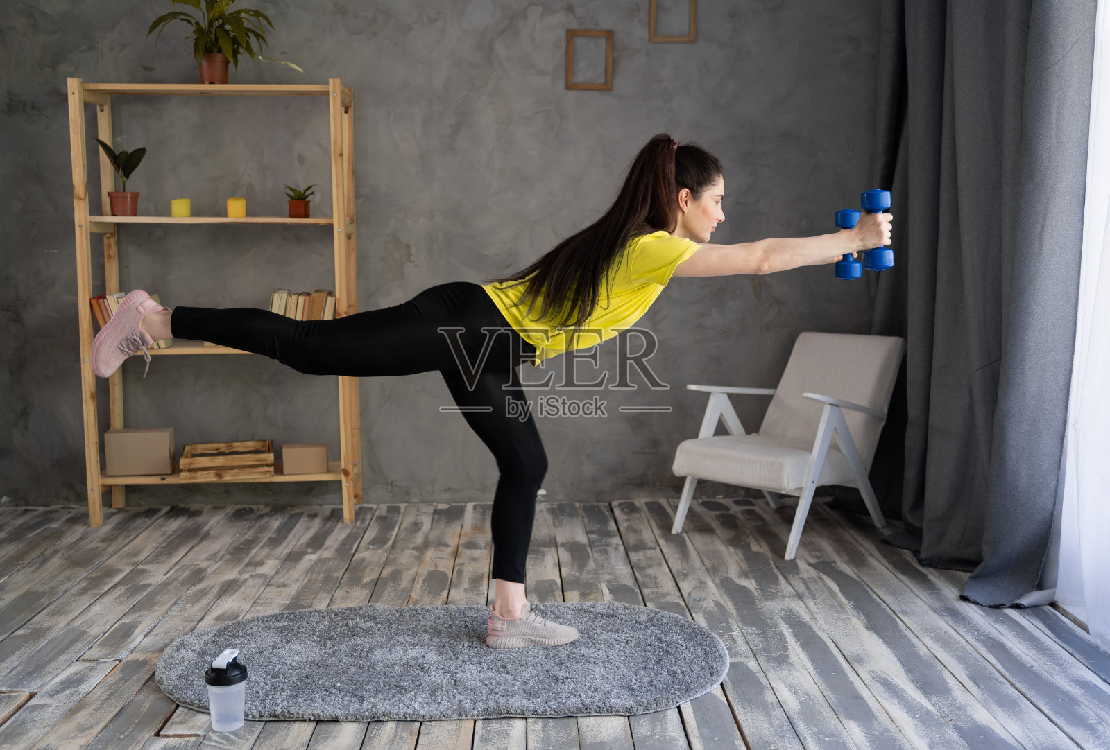 运动拉丁女人在家里用哑铃做弓步,空着照片摄影图片