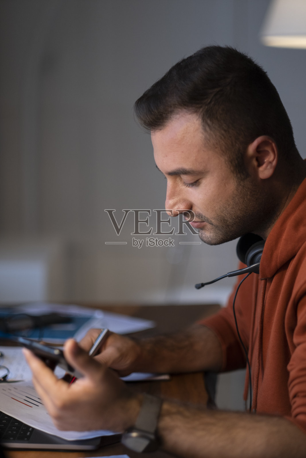 在家用笔记本电脑工作的人照片摄影图片