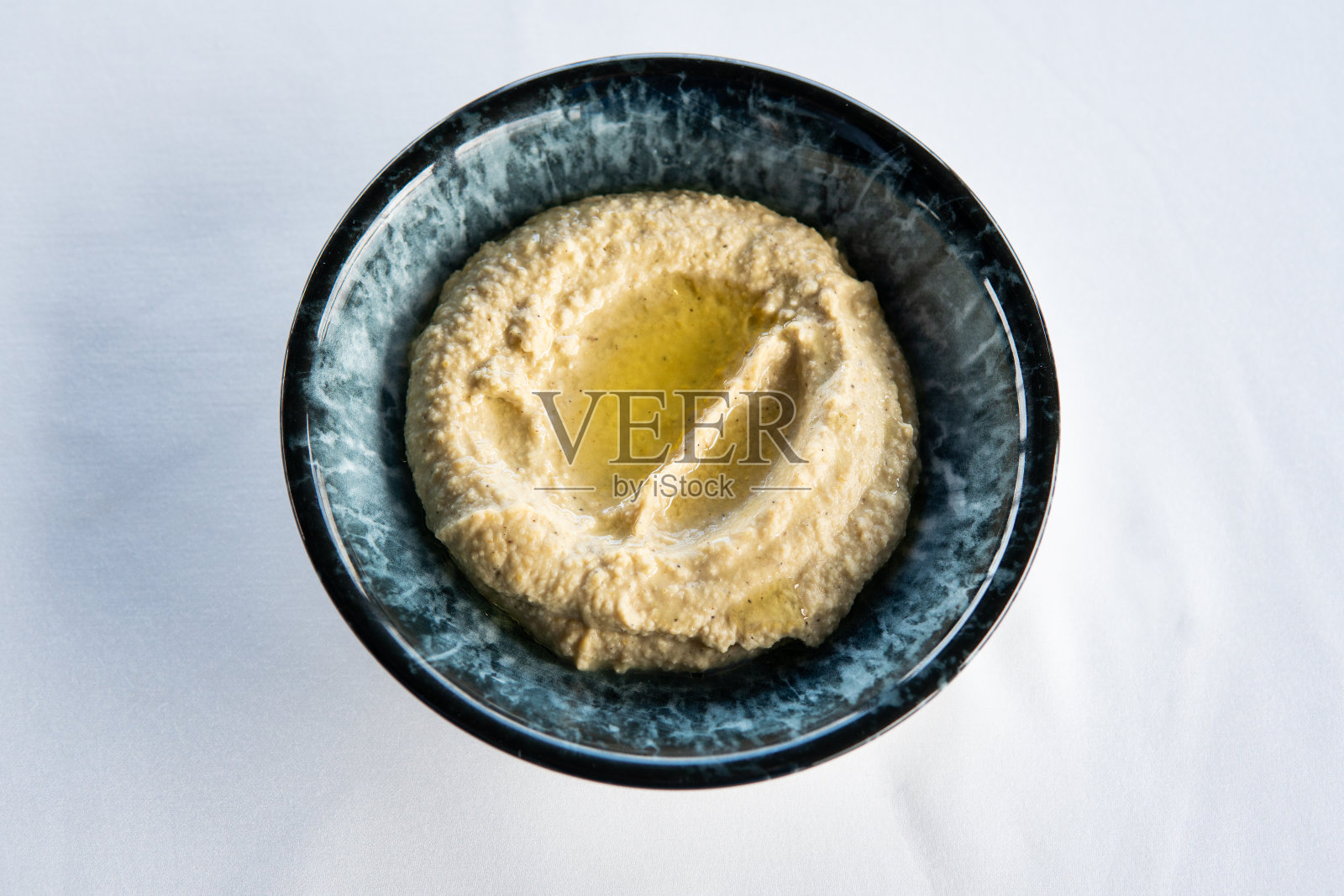 一盘鹰嘴豆泥照片摄影图片