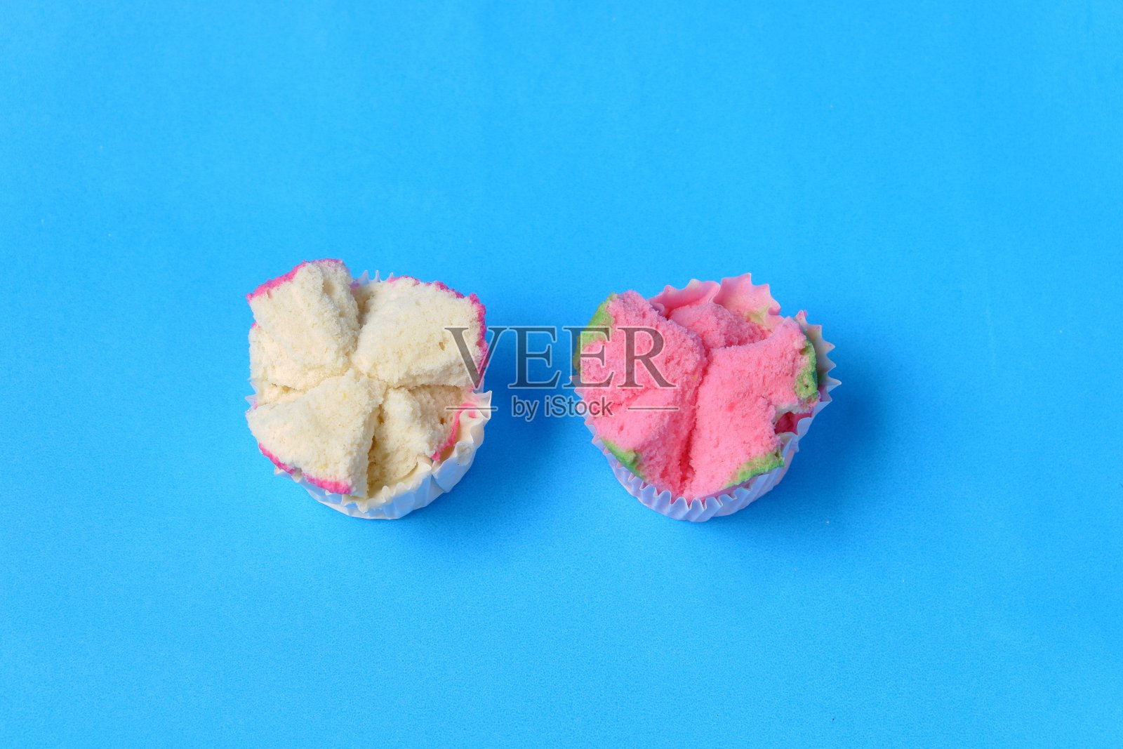 蒸海绵蛋糕,或来自印度尼西亚的海绵蛋糕。孤立在蓝色背景上照片摄影图片