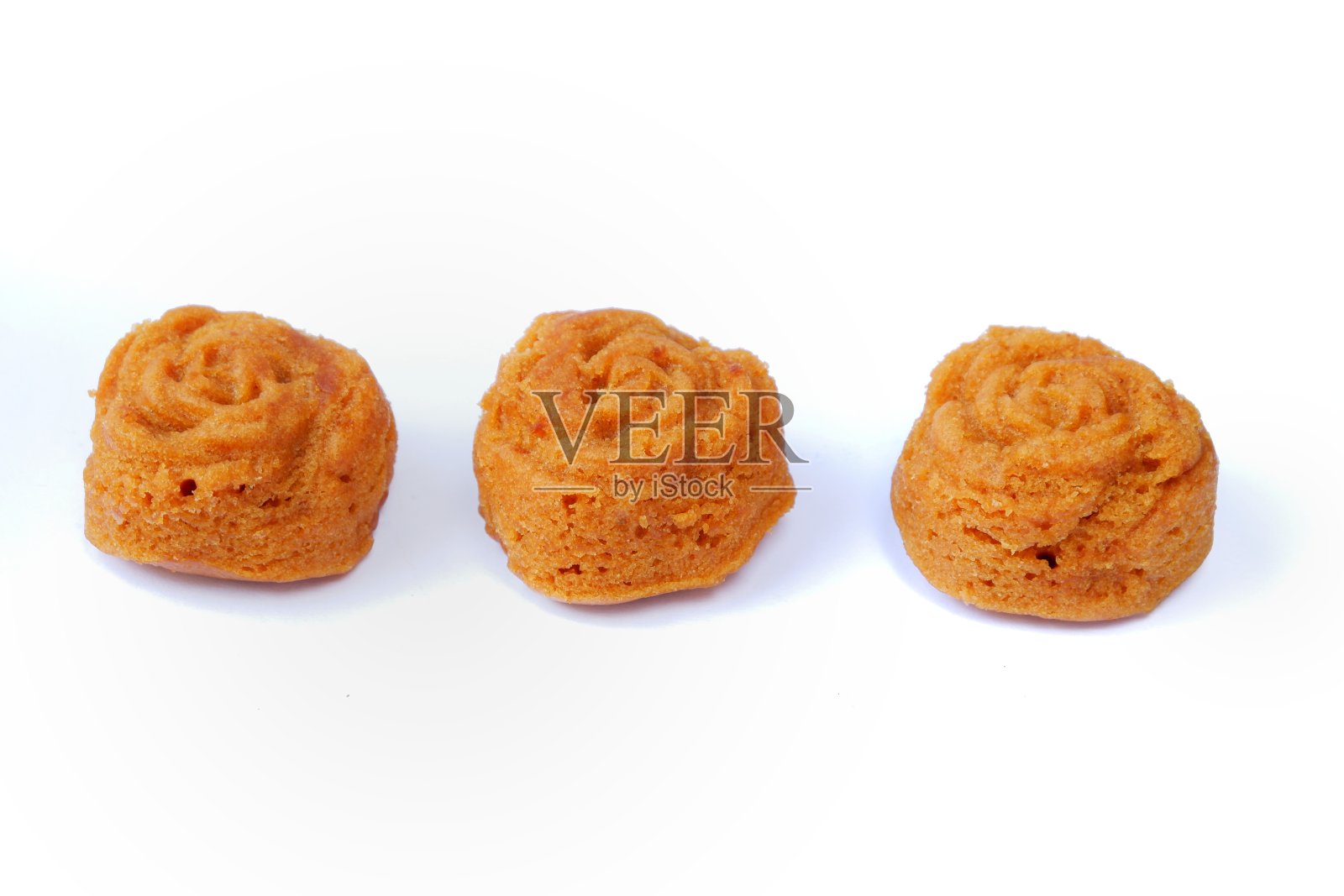 玫瑰形蒸海绵蛋糕,印尼市场小吃。孤立在白色背景上照片摄影图片