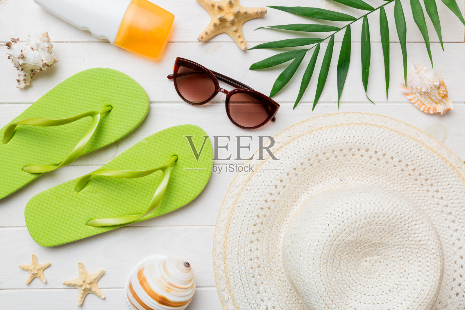 暑假概念平铺。海滩配件和毛巾俯视图。空间的文本。旅游的概念照片摄影图片