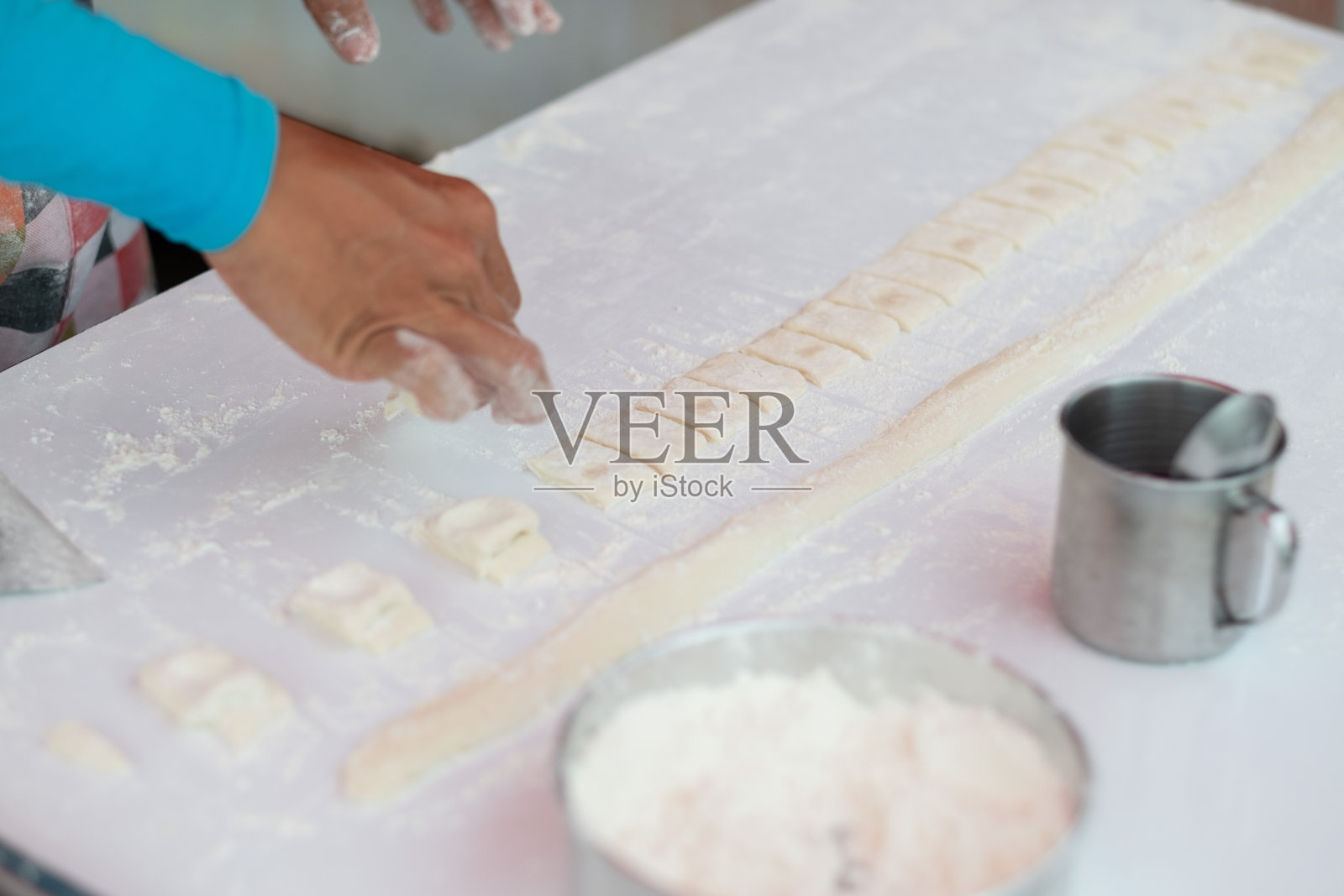 制作油条、油条、巴东哥照片摄影图片