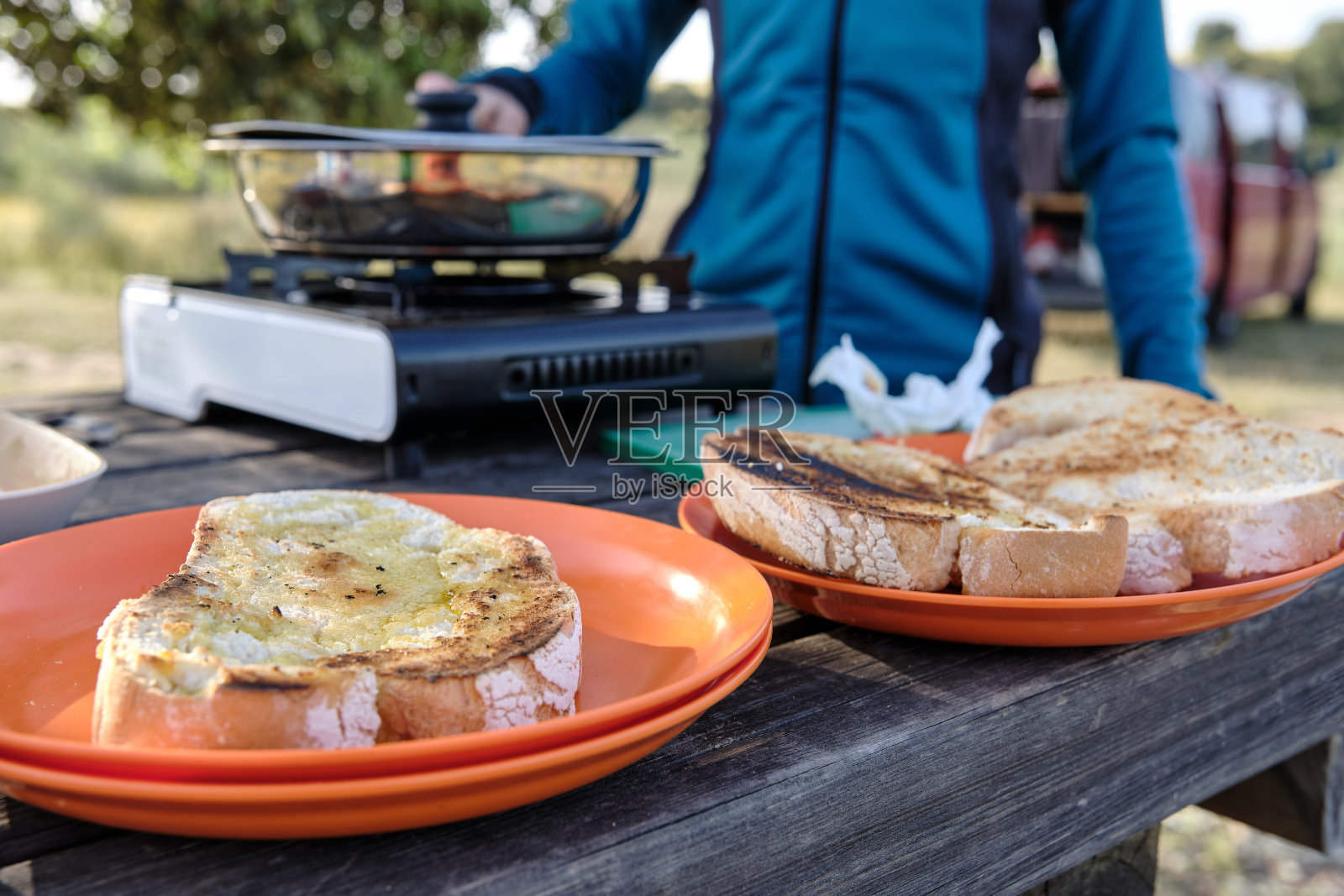 大自然中准备烤面包做早餐的女人照片摄影图片