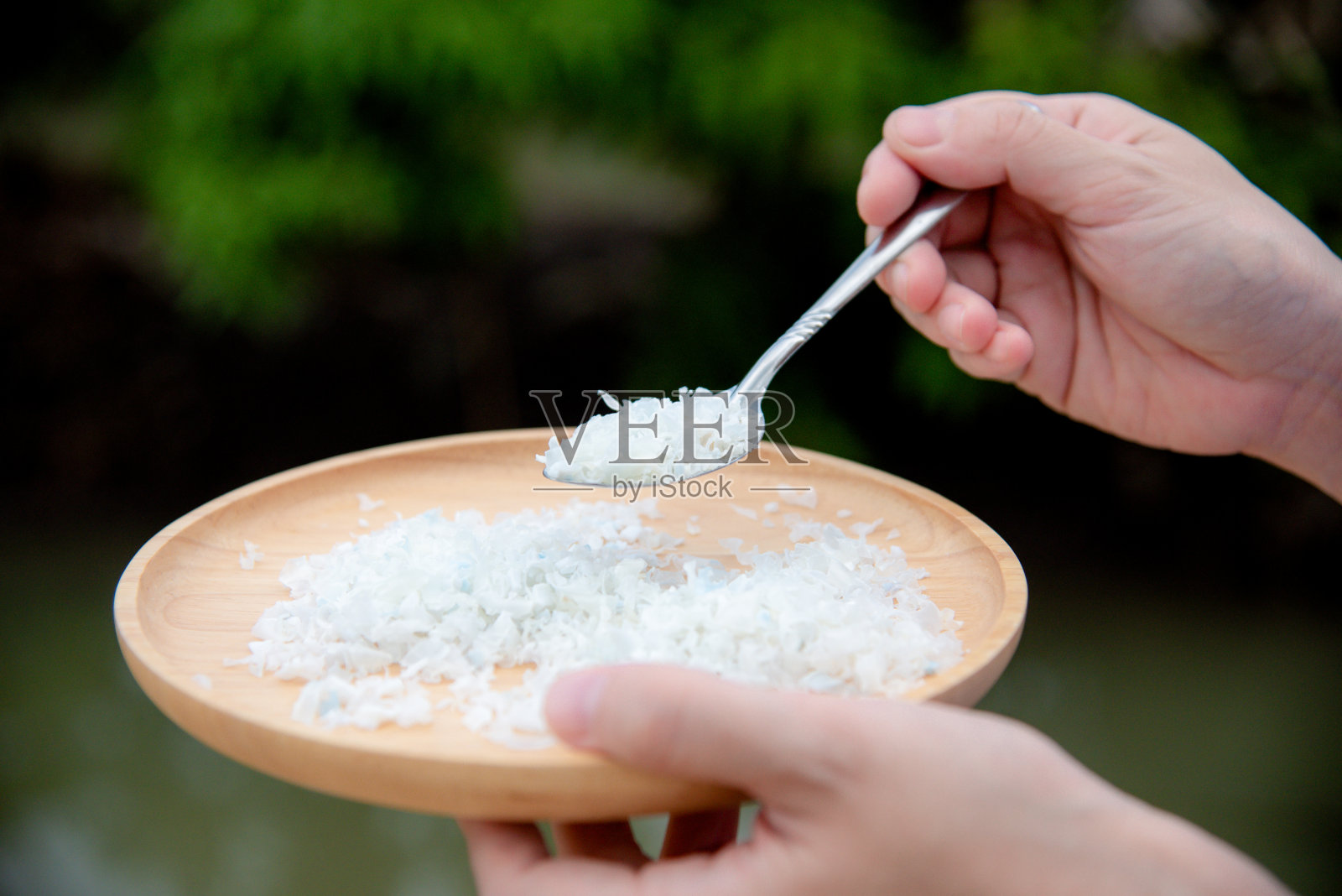 盘子里的塑料碎片或微塑料。微型塑料会污染人们吃的食物。照片摄影图片