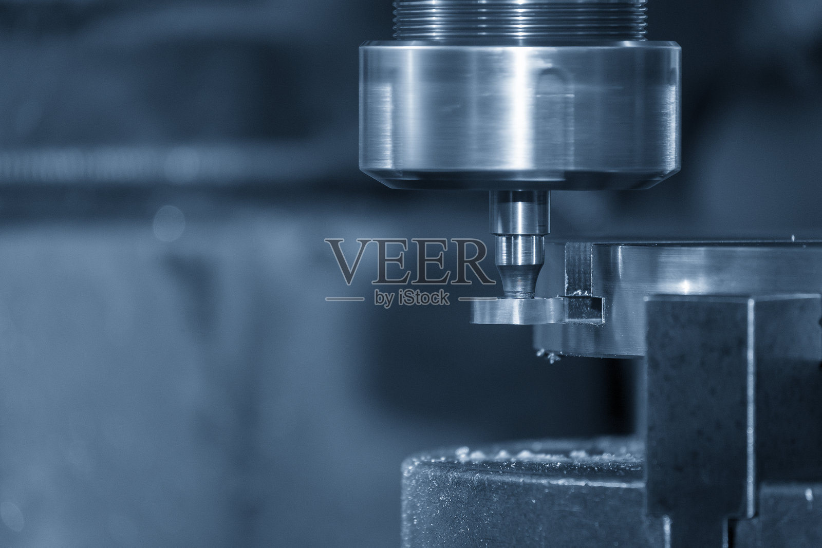 数控铣床t型槽切割金属零件。照片摄影图片