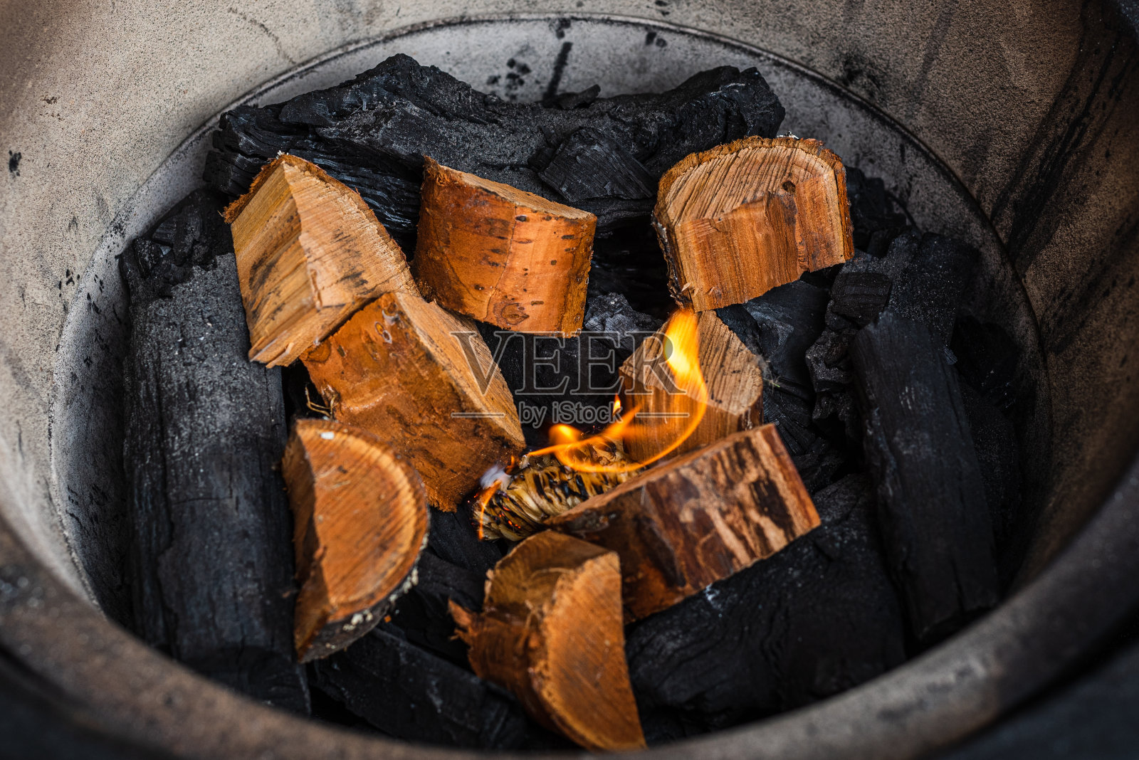 烧烤烟熏烤架准备烤肉。照片摄影图片