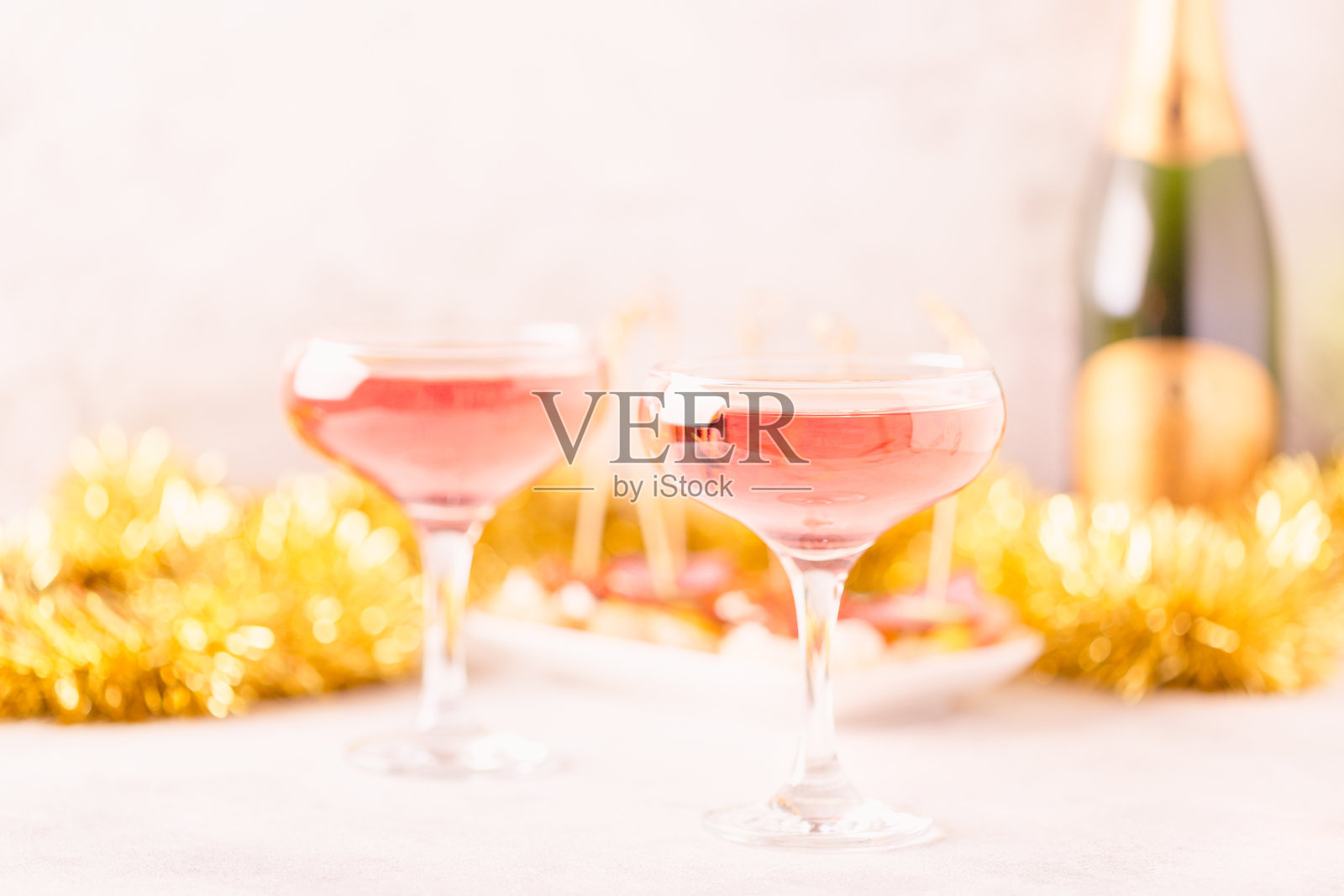 香槟或葡萄酒放在装饰好的桌子上照片摄影图片