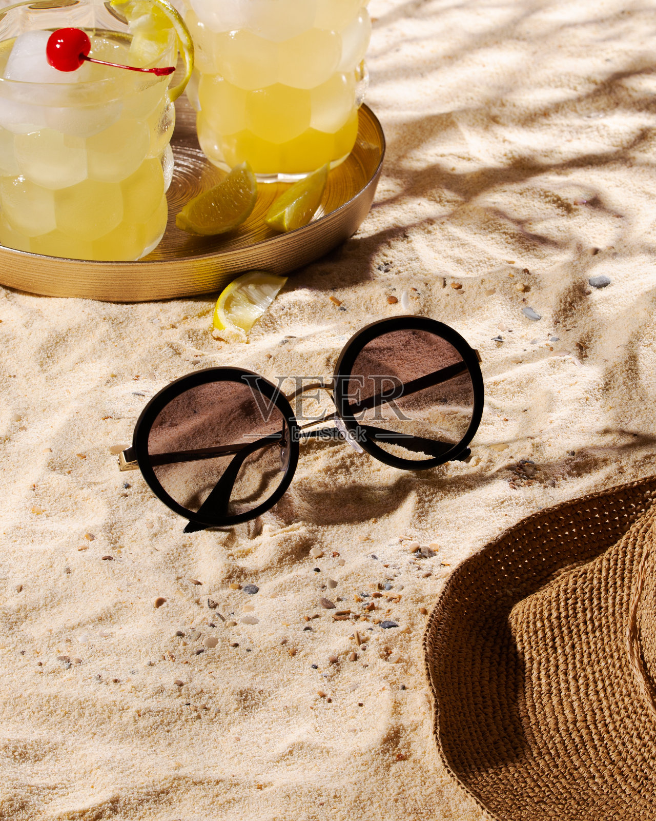 沙滩上的太阳镜照片摄影图片