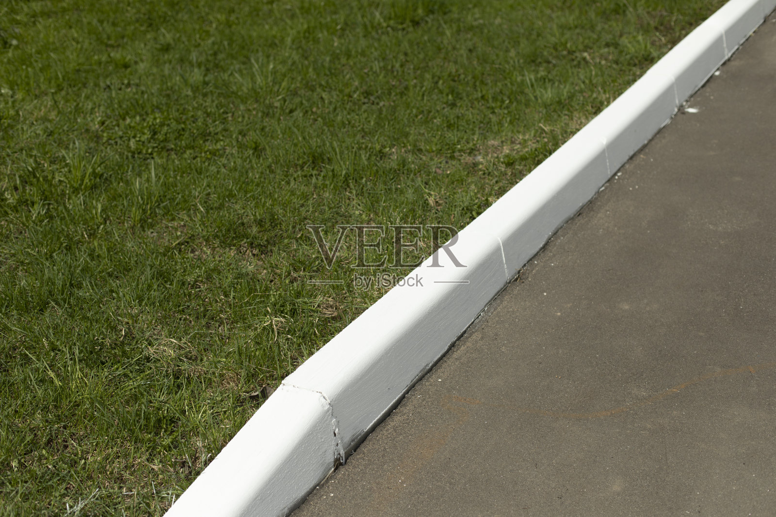 白色的马路牙子。在公园景观。照片摄影图片