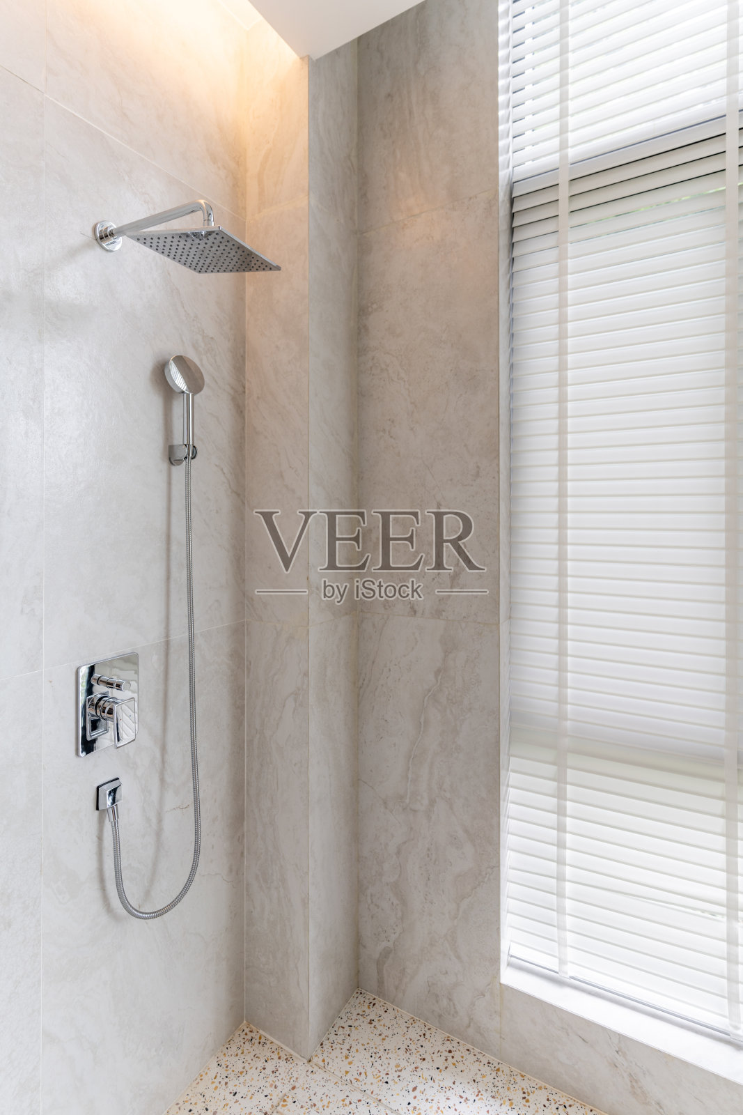 在干净明亮的浴室淋浴和百叶窗照片摄影图片