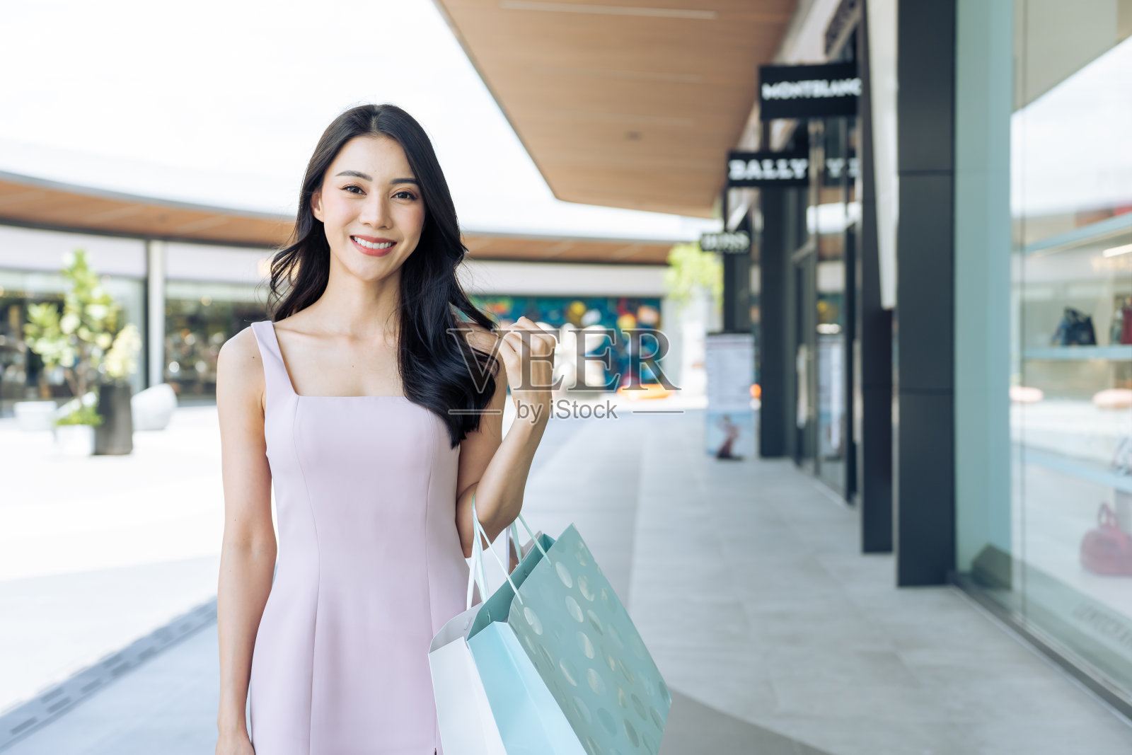 亚洲农民夫妇在蔬菜水培农场幸福地工作。迷人的农学家青年男子和妇女收获绿色的橡树和生菜放在一起的运输箱在绿色的房子农场。照片摄影图片