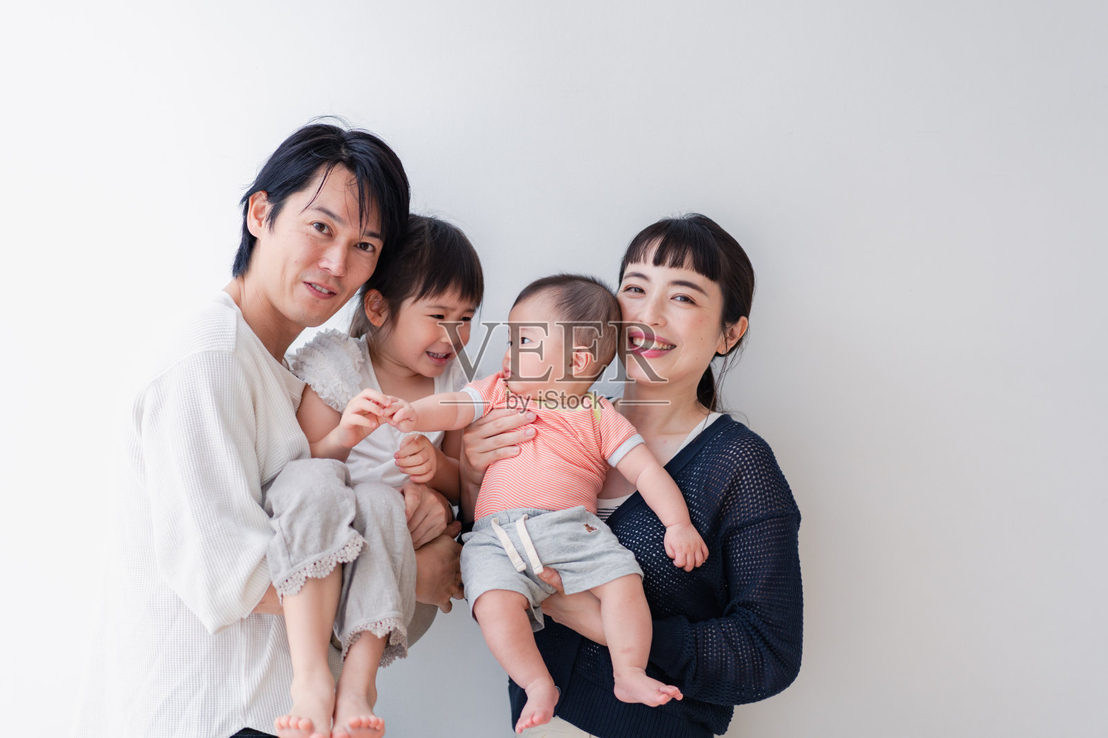 家庭与婴儿的合影照片摄影图片