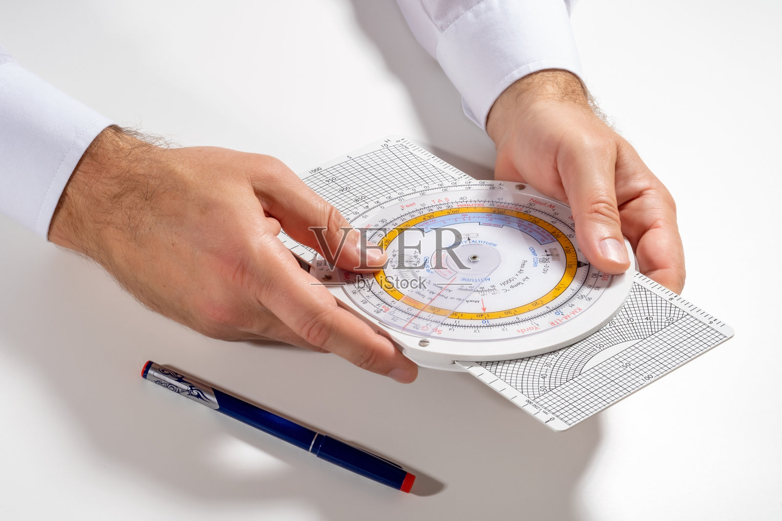 飞行员使用导航计算机。飞机飞行参数的计算。飞行学校和航空公司的概念。照片摄影图片