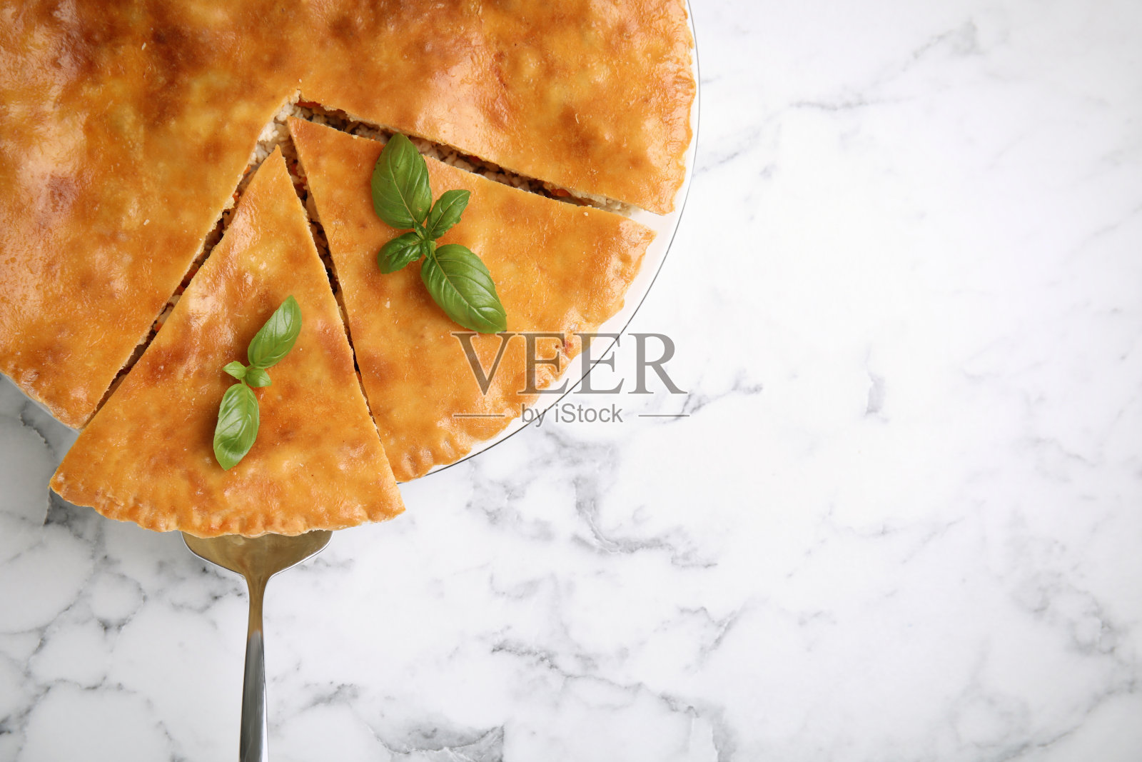 美味的肉饼和罗勒在白色大理石桌子上,俯视图。空间的文本照片摄影图片