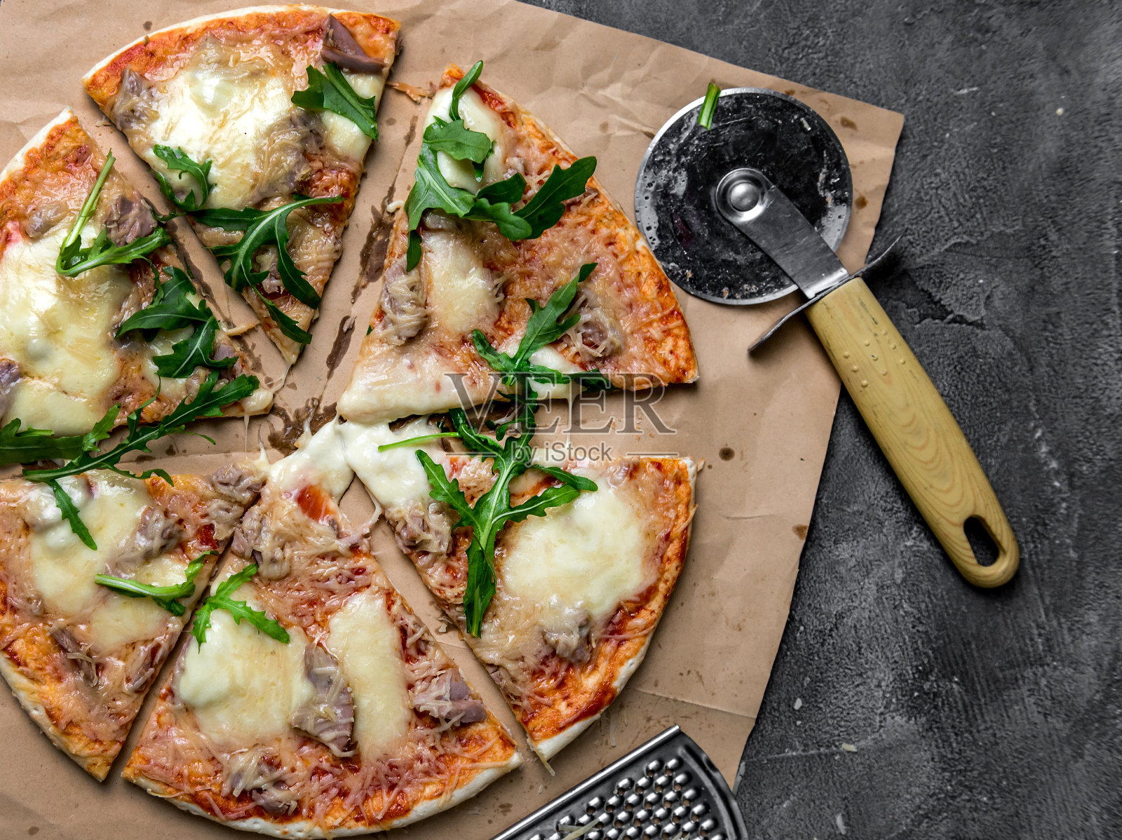 自制披萨配金枪鱼,马苏里拉奶酪,帕尔玛干酪和rucola照片摄影图片