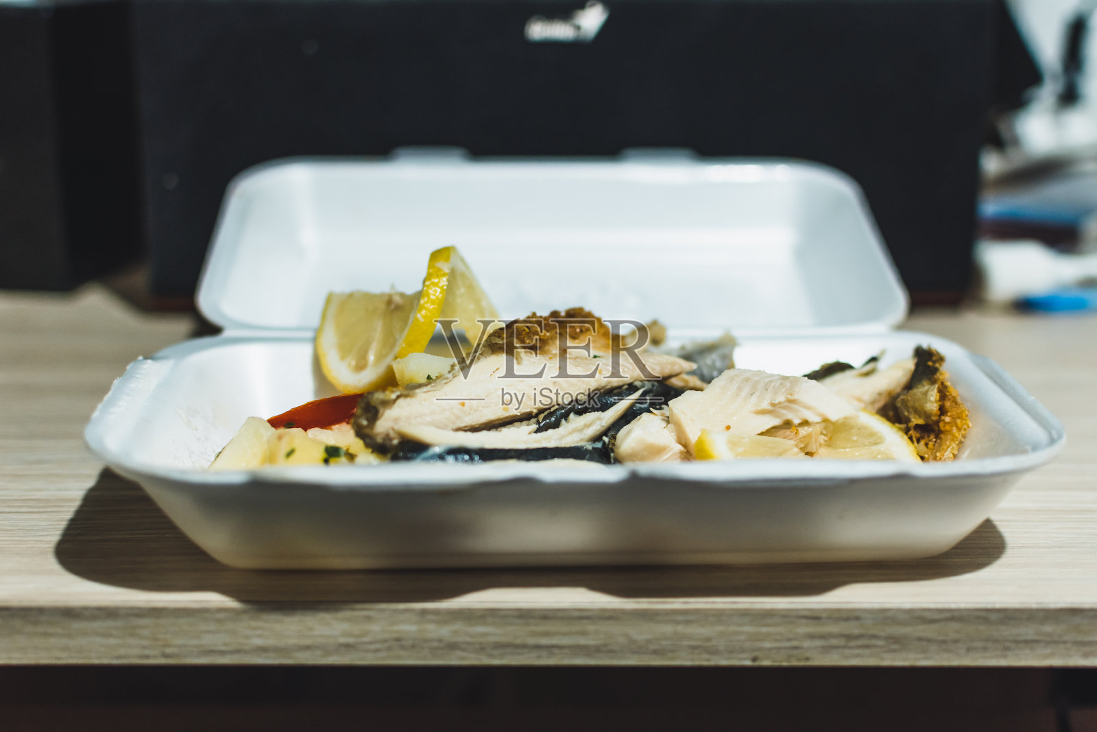 白包柠檬鳟鱼照片摄影图片