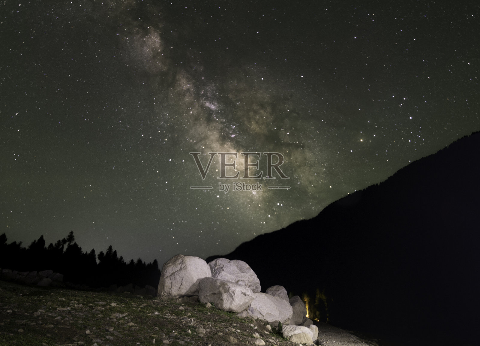 坚实的岩石和银河系的恒星在背景中照片摄影图片