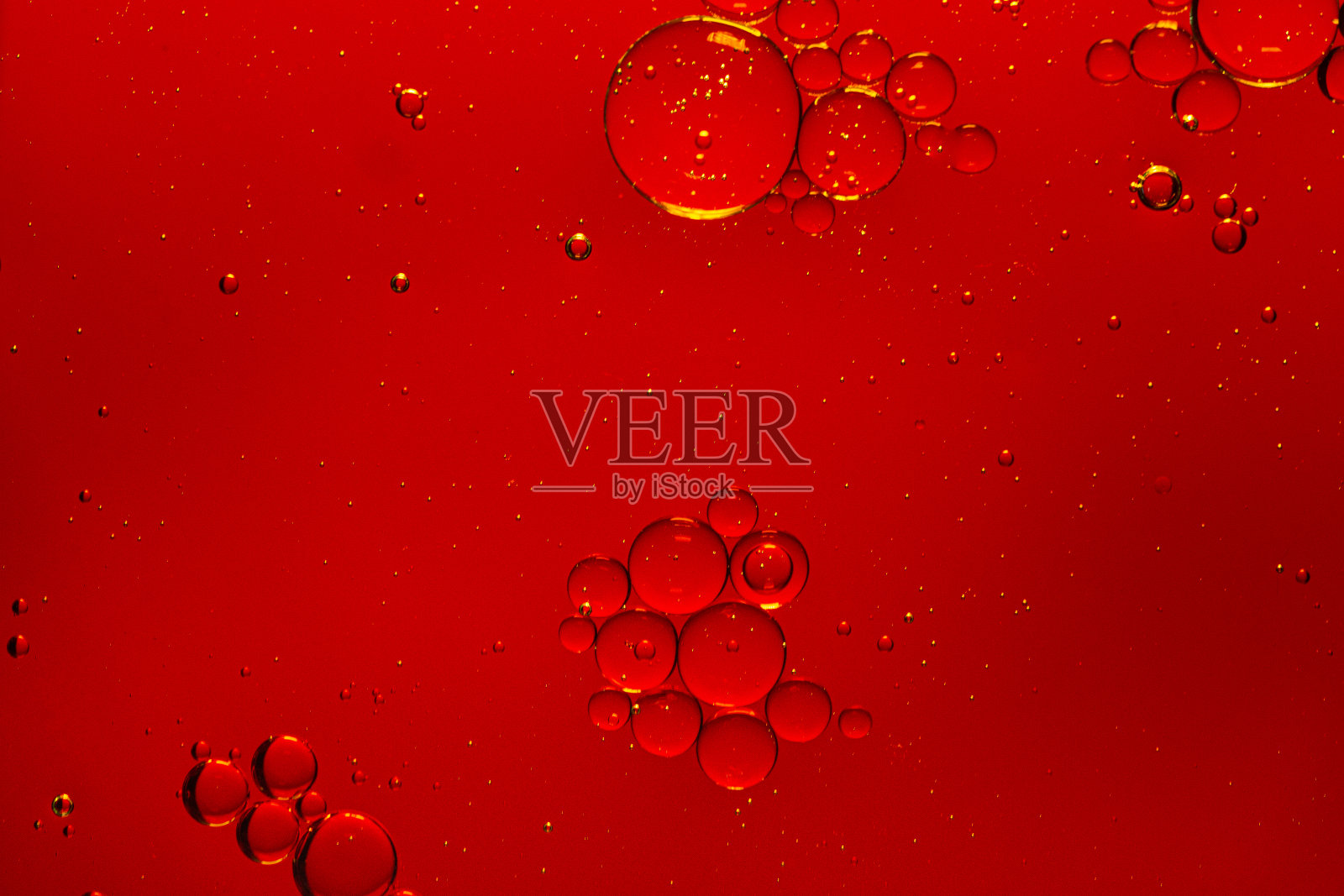 红色宏气泡,背景,抽象背景,苏打,红色,碳酸,美丽概念背景。特写化妆液体凝胶与泡沫的红色背景照片摄影图片