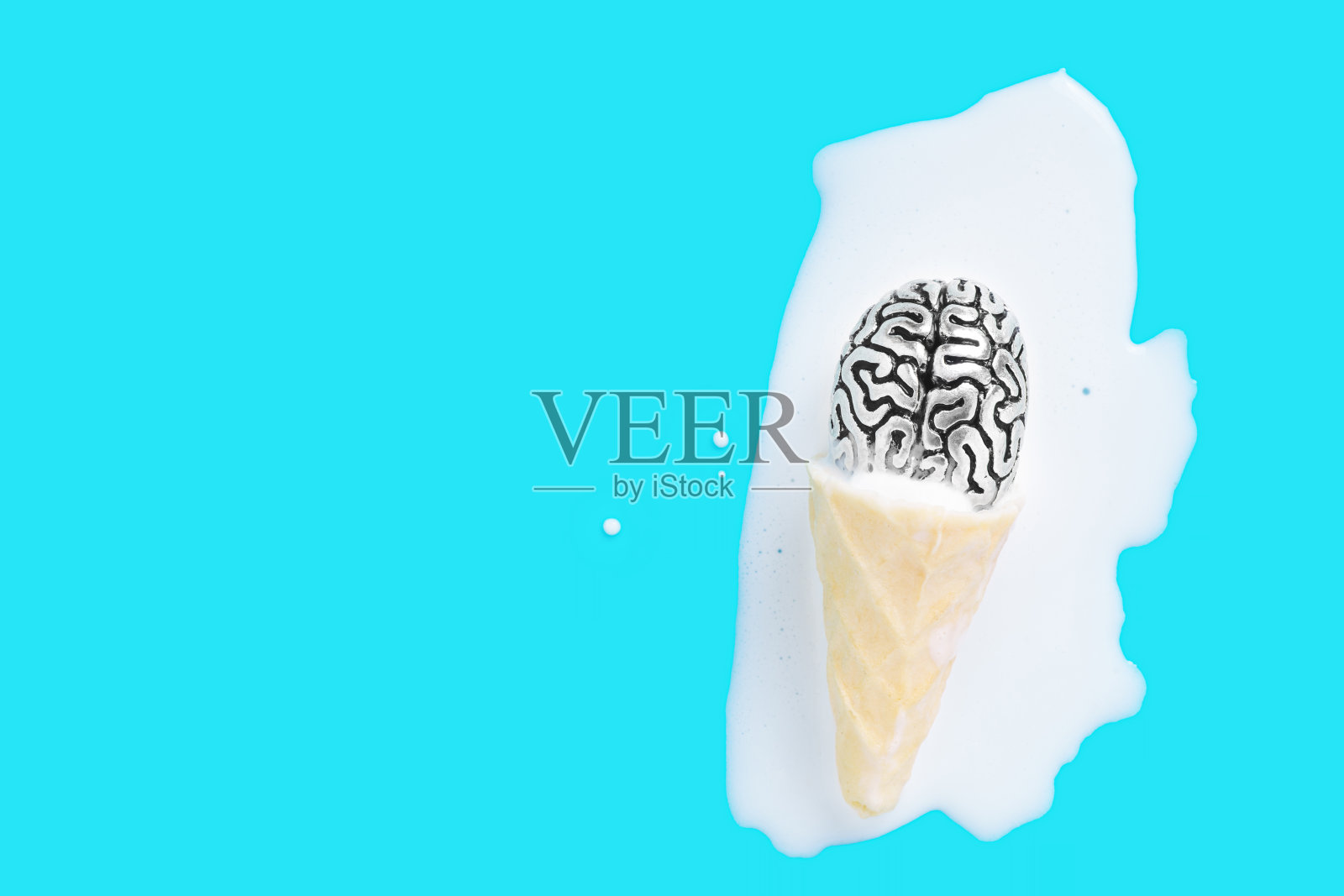 蓝色背景上融化的冰淇淋中的钢制人脑照片摄影图片