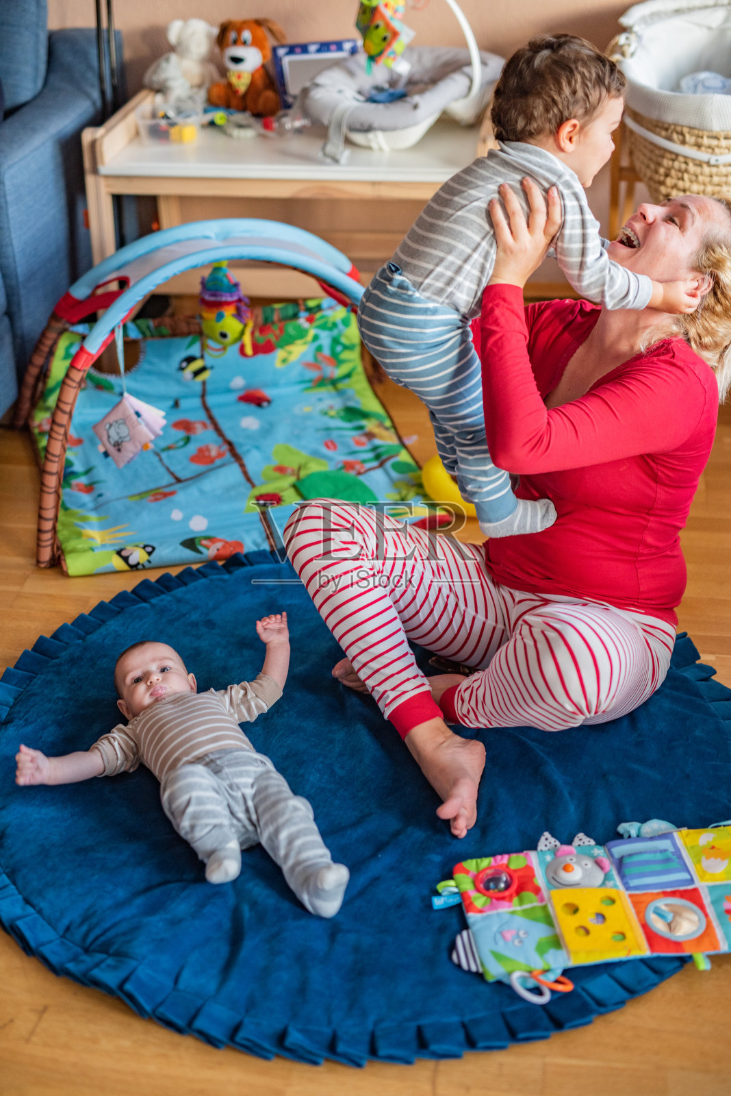 快乐的母亲在家里与她的孩子们建立联系照片摄影图片