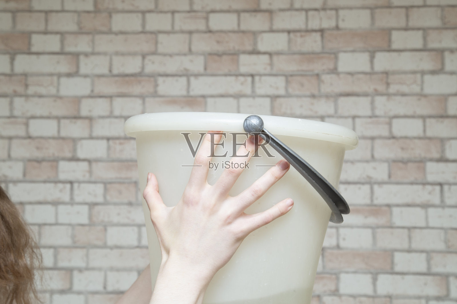 这房子的屋顶漏水。照片摄影图片