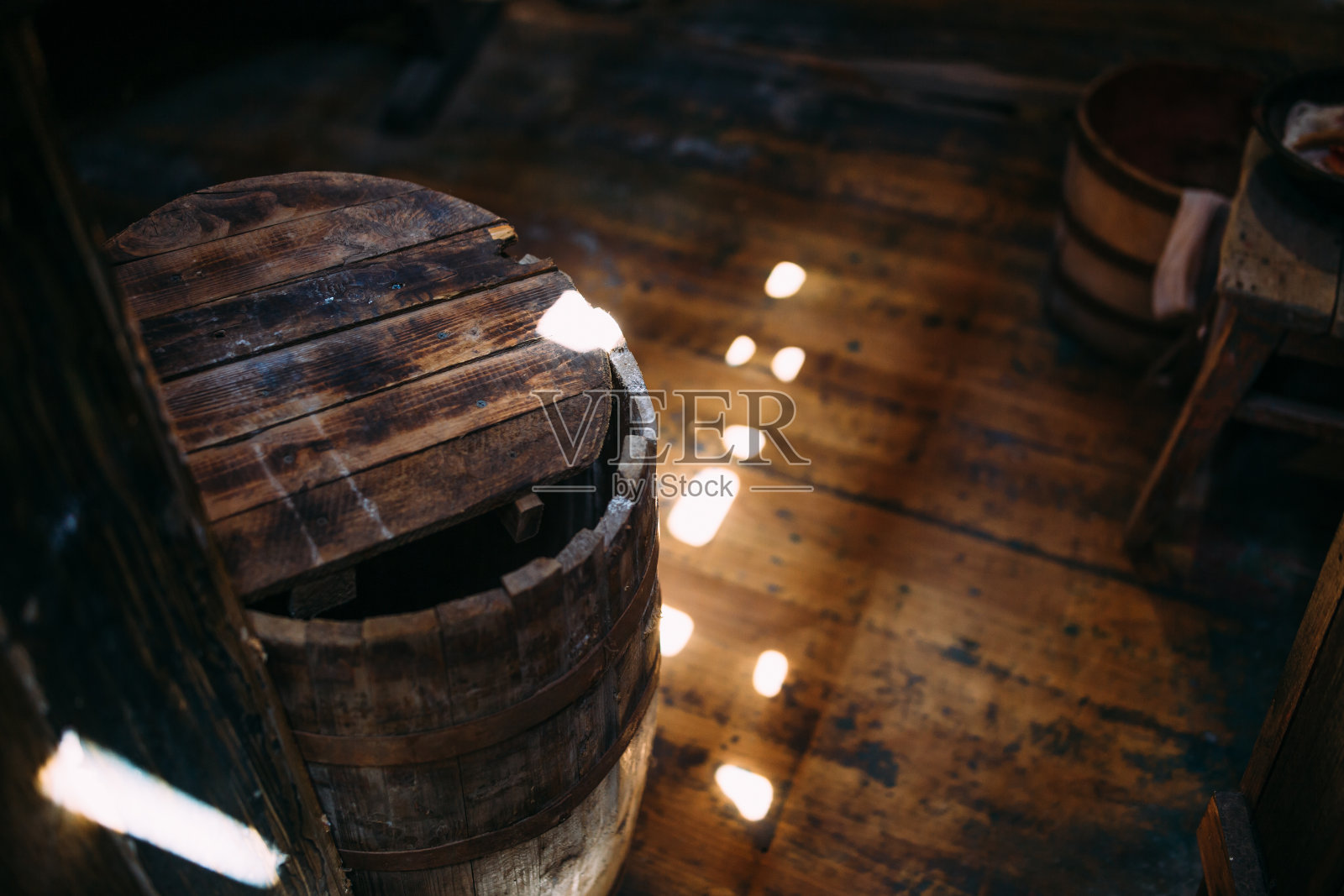 帆船上的木制绞车和中世纪海盗战舰甲板上的绳索照片摄影图片