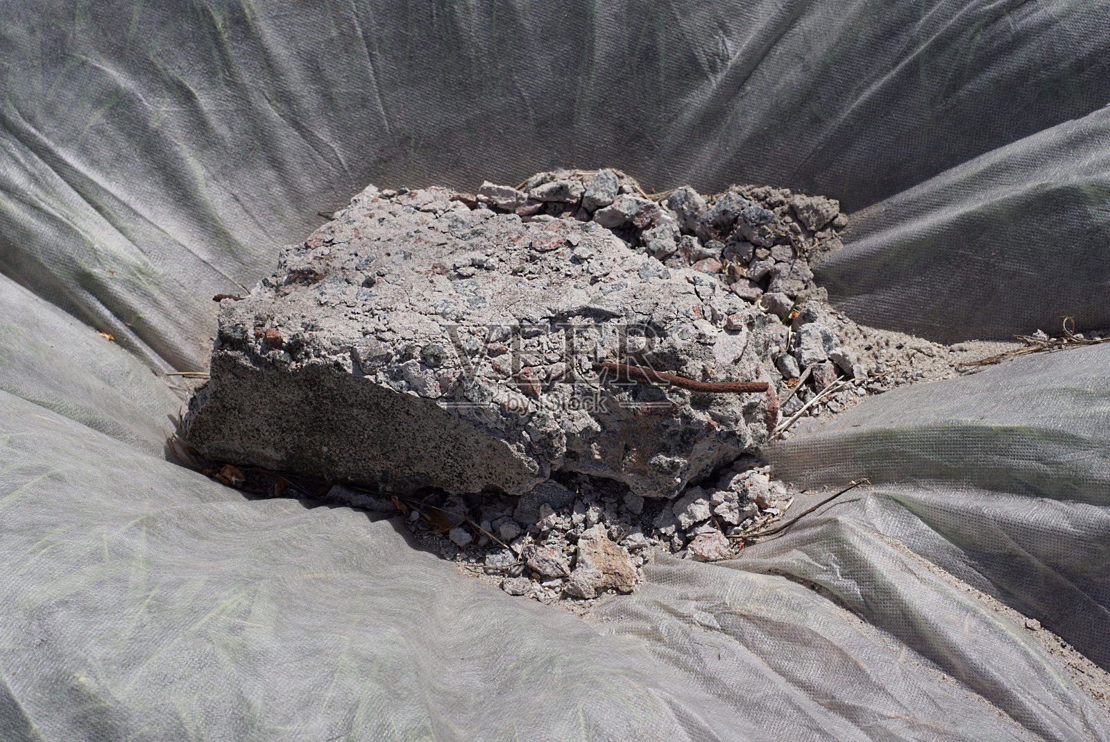 一块白色的混凝土躺在一块灰色的布篷布上照片摄影图片