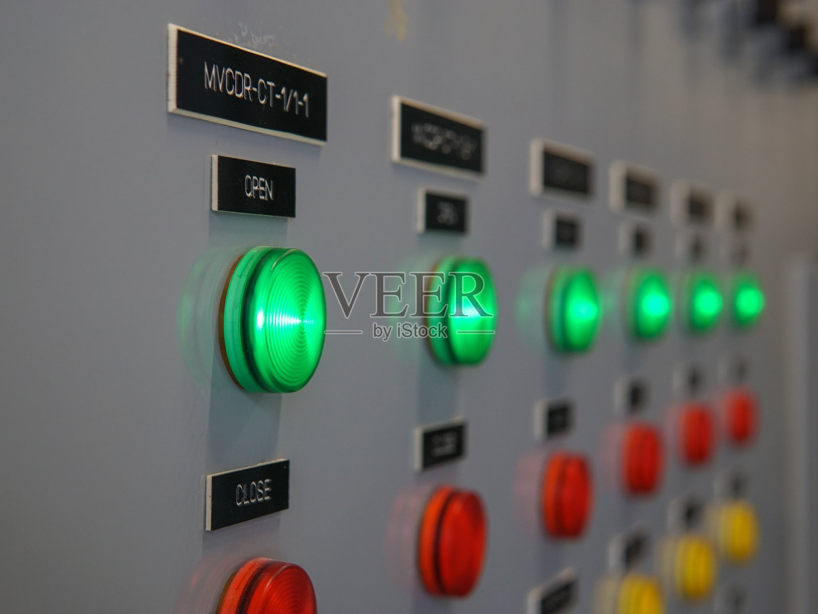 技术显示在控制面板上,配有电器装置、灯光照片摄影图片