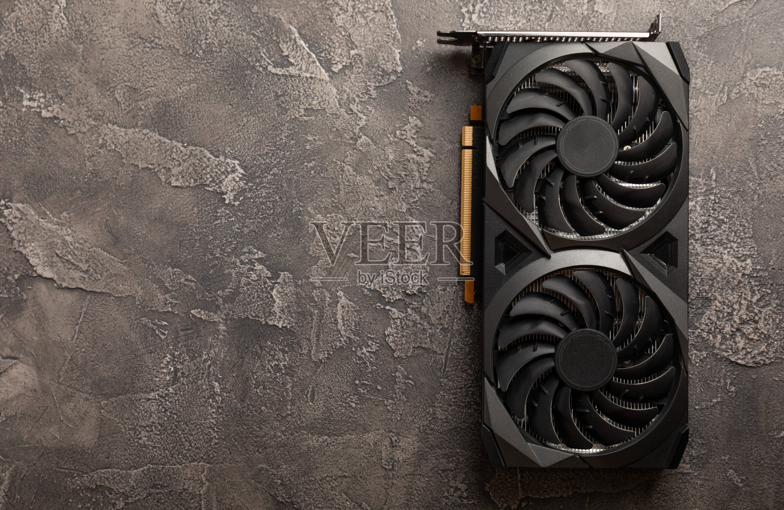 黑色水泥背景上的图形视频卡。计算机组件。用于加密货币挖掘和提取的视频卡。复制的地方。照片摄影图片