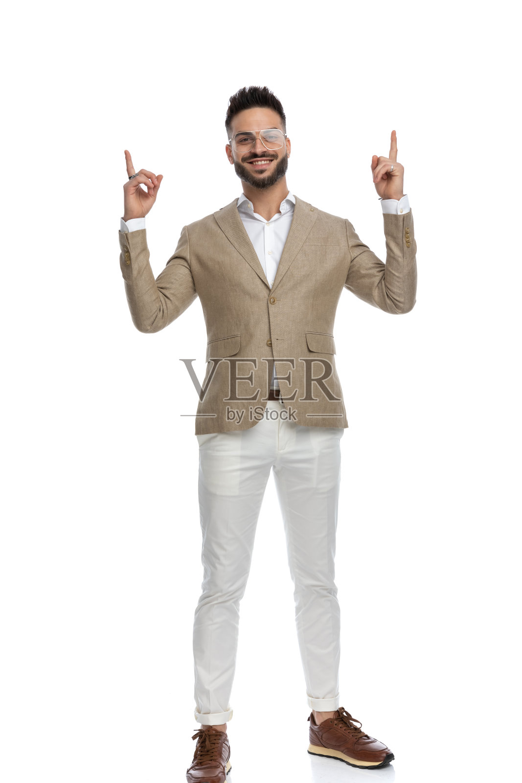 商人指着上面,示意他是顶级的照片摄影图片