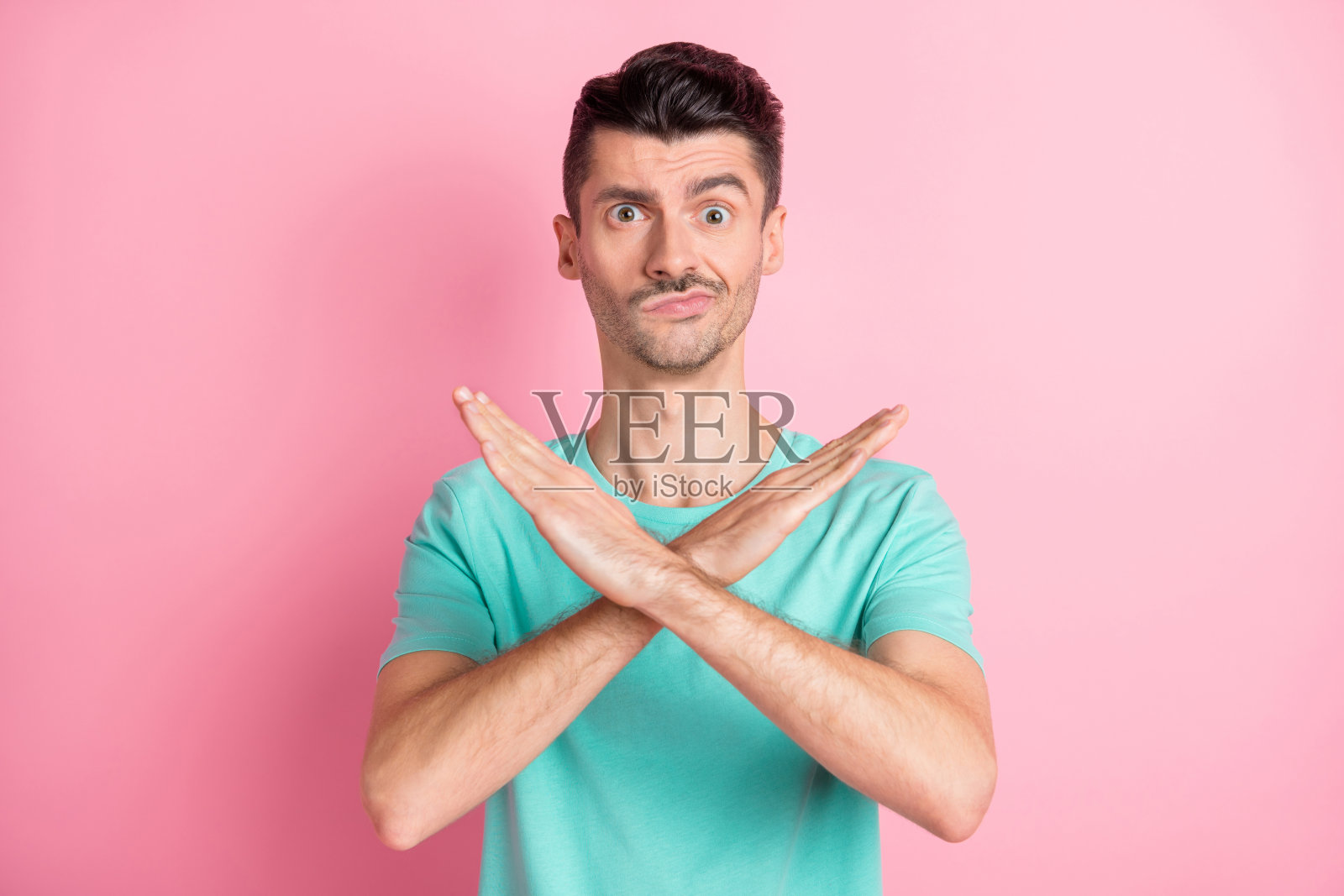 年轻的不快乐的男子的照片交叉双手没有停止的姿态下降ban块孤立的粉红色背景照片摄影图片