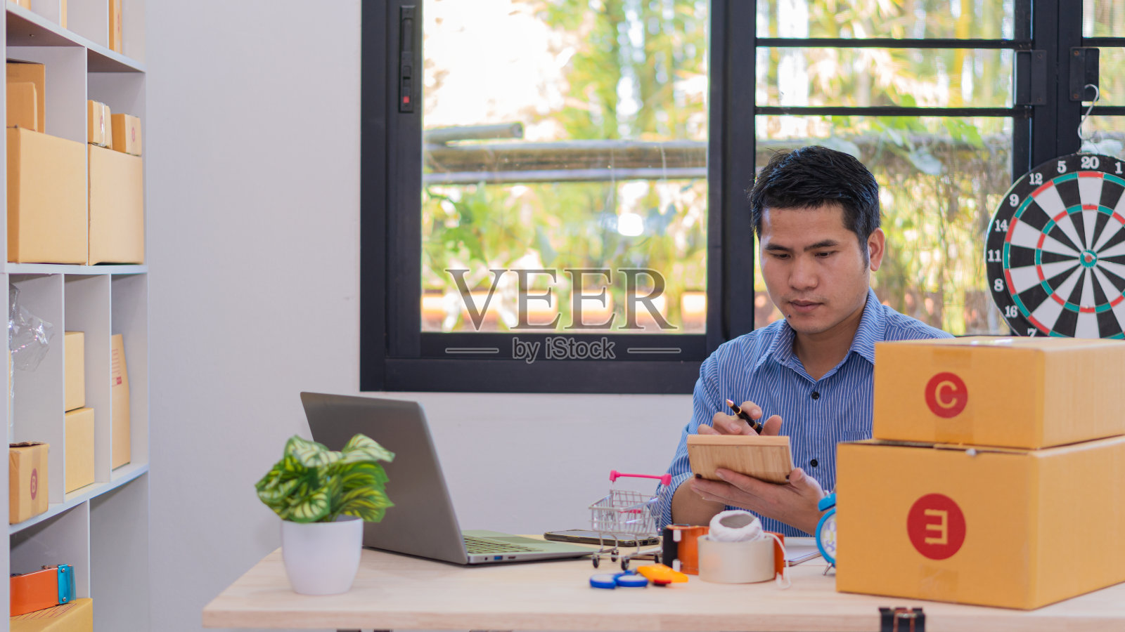 小型企业企业家自由职业者,为中小企业开始中型企业在家里工作的箱子和笔记本电脑,网上销售和包裹投递的想法照片摄影图片