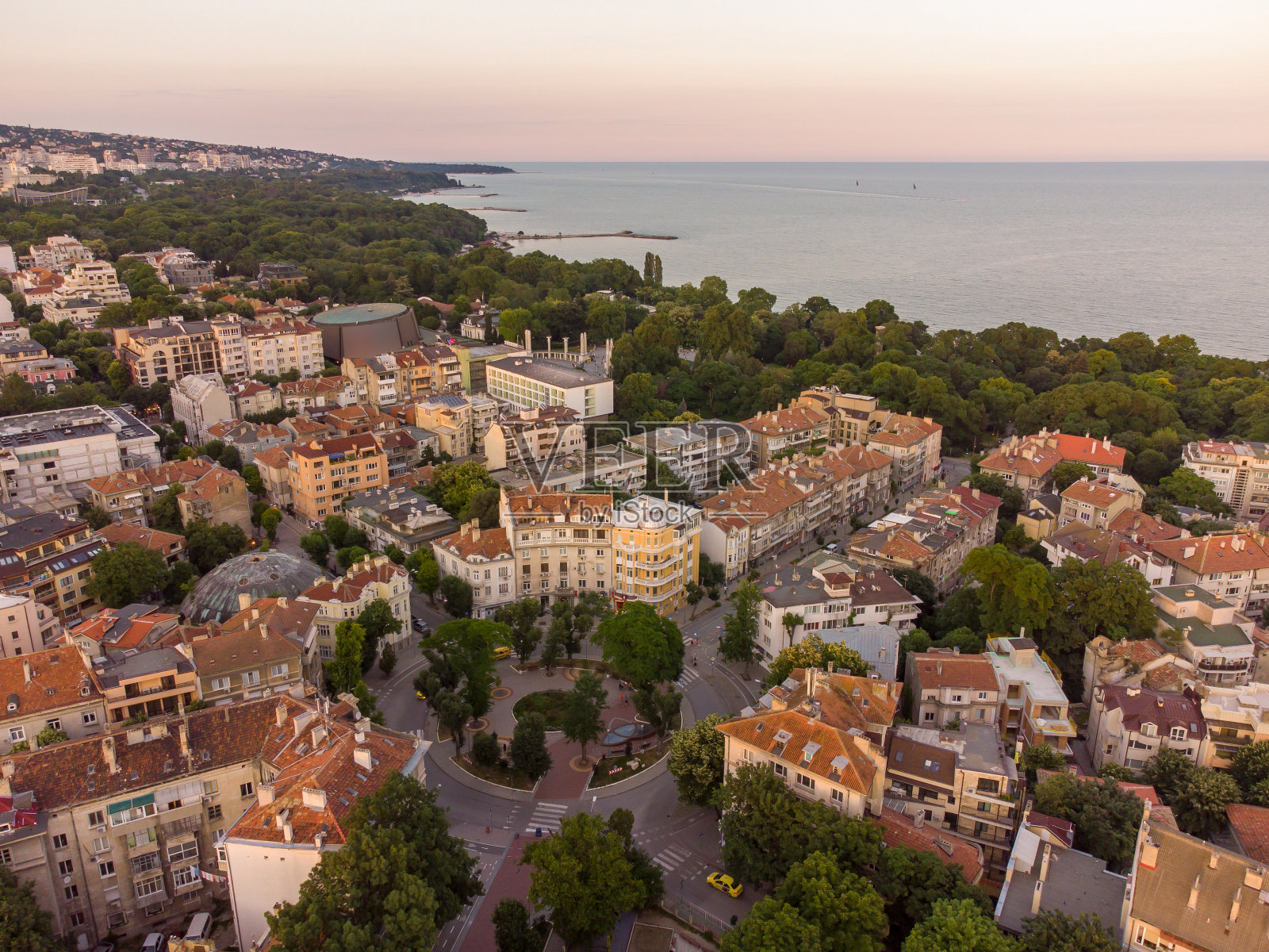 保加利亚,日落时美丽的瓦尔纳城鸟瞰图照片摄影图片