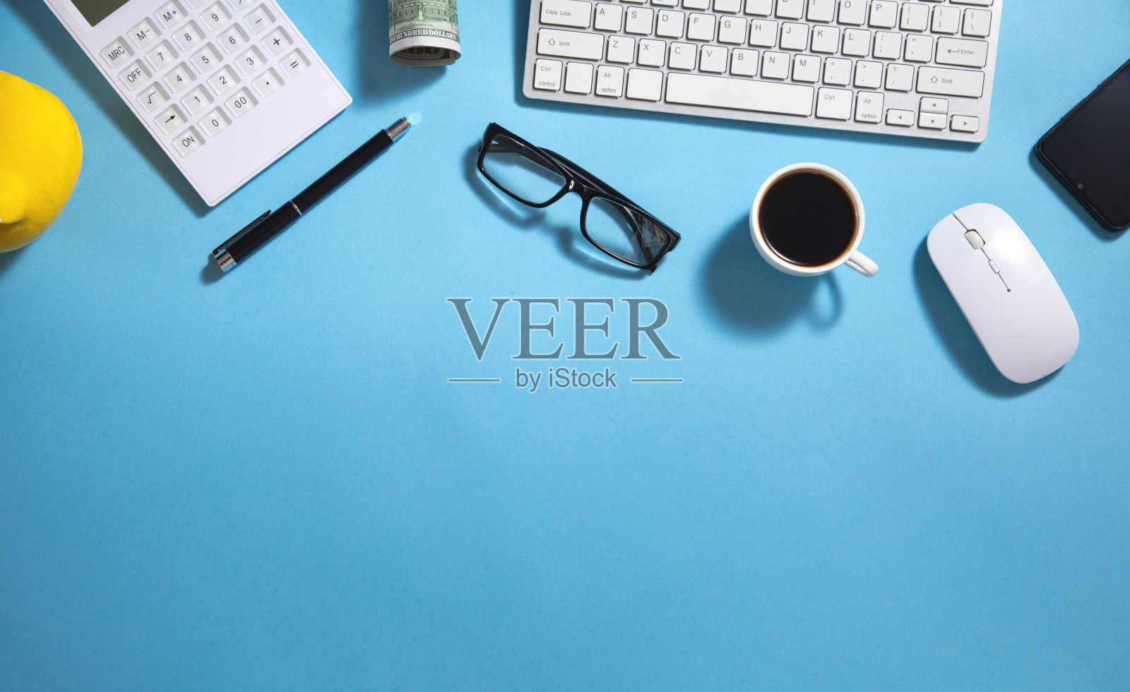 钱,咖啡,计算器,蓝色背景的眼镜。照片摄影图片