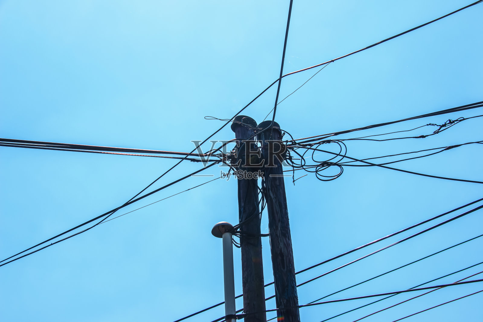 电杆电力线出线迎上云蓝的天空。照片摄影图片