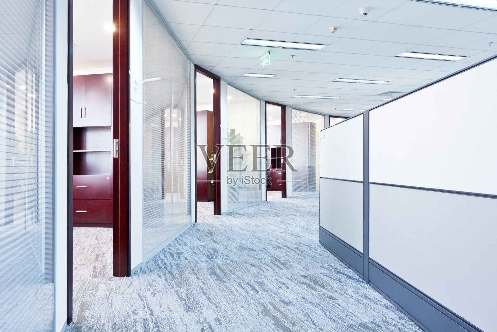 一个空的现代阁楼办公室开放空间的内部照片摄影图片