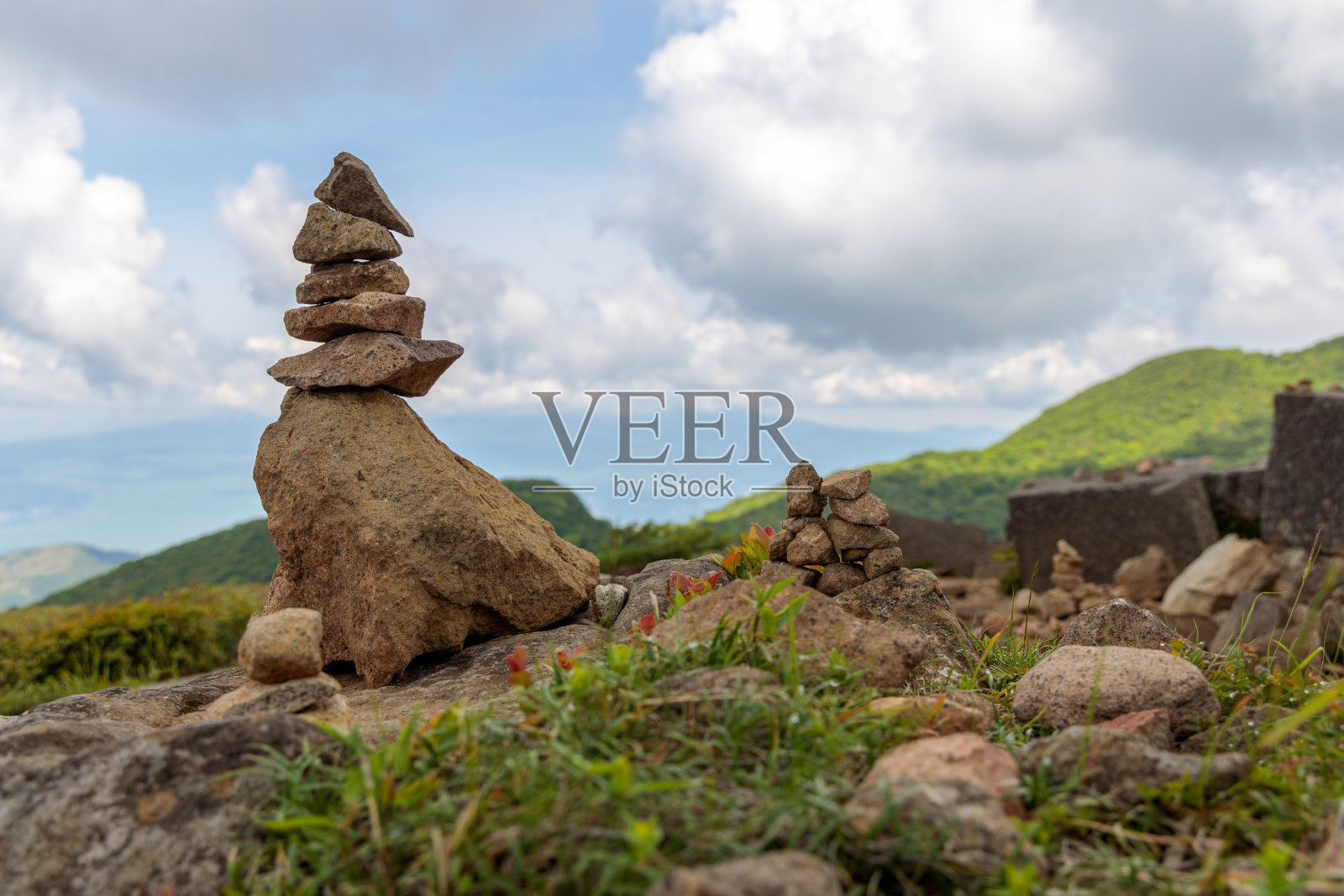 日本神奈川箱根的驹阁峰上堆积着一堆堆石头照片摄影图片