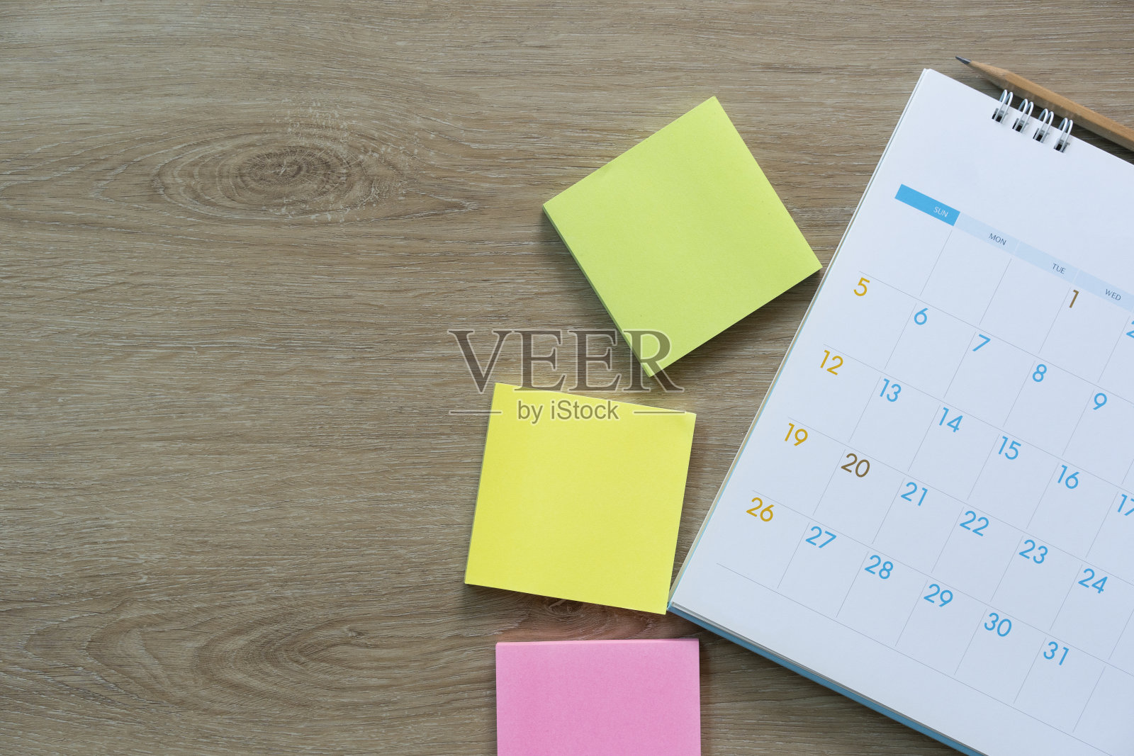近景日历放在木桌背景上,规划商务会议或旅行规划概念照片摄影图片