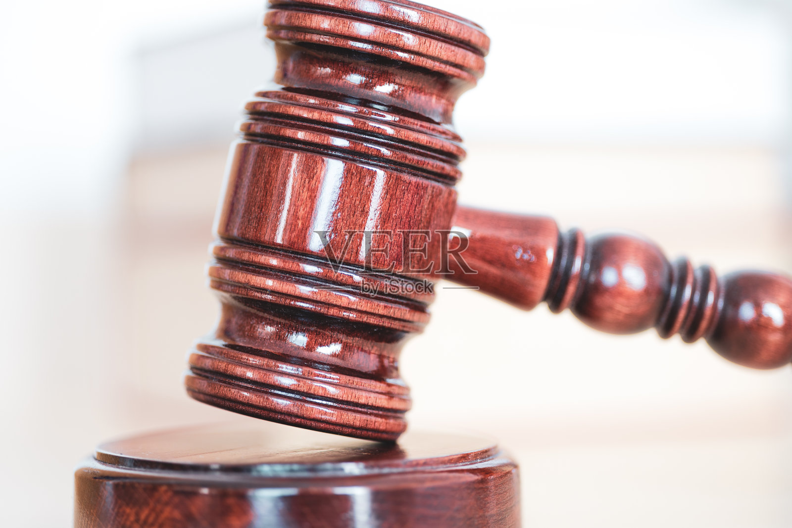 浅色木桌上带有书本的法官 gavel照片摄影图片