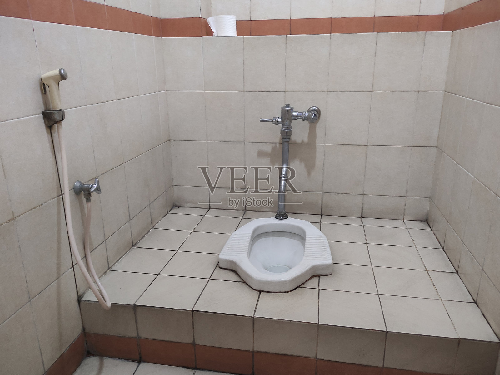 公共浴室带淋浴的现代蹲式厕所照片摄影图片