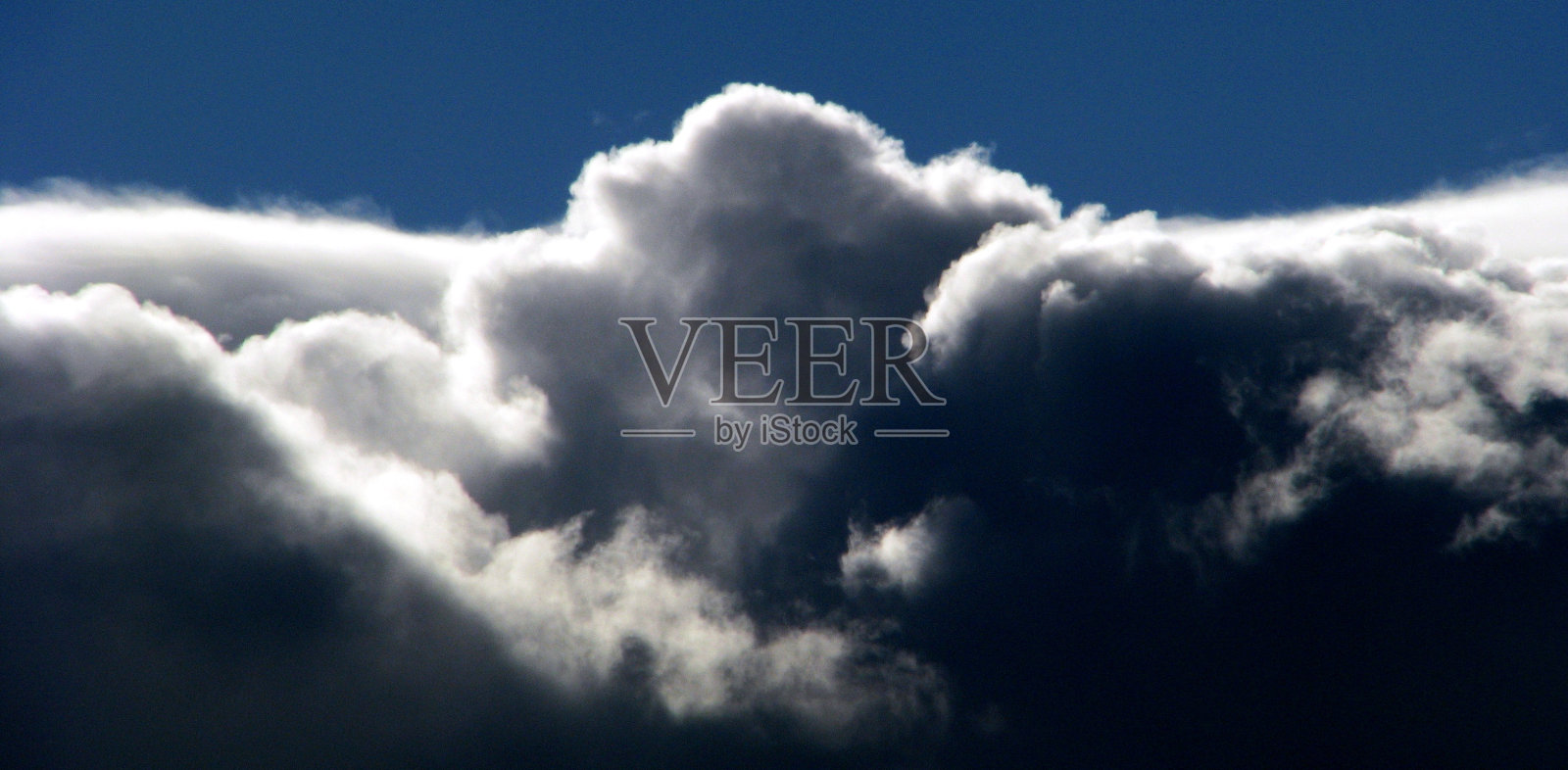 乌云笼罩着群山。照片摄影图片