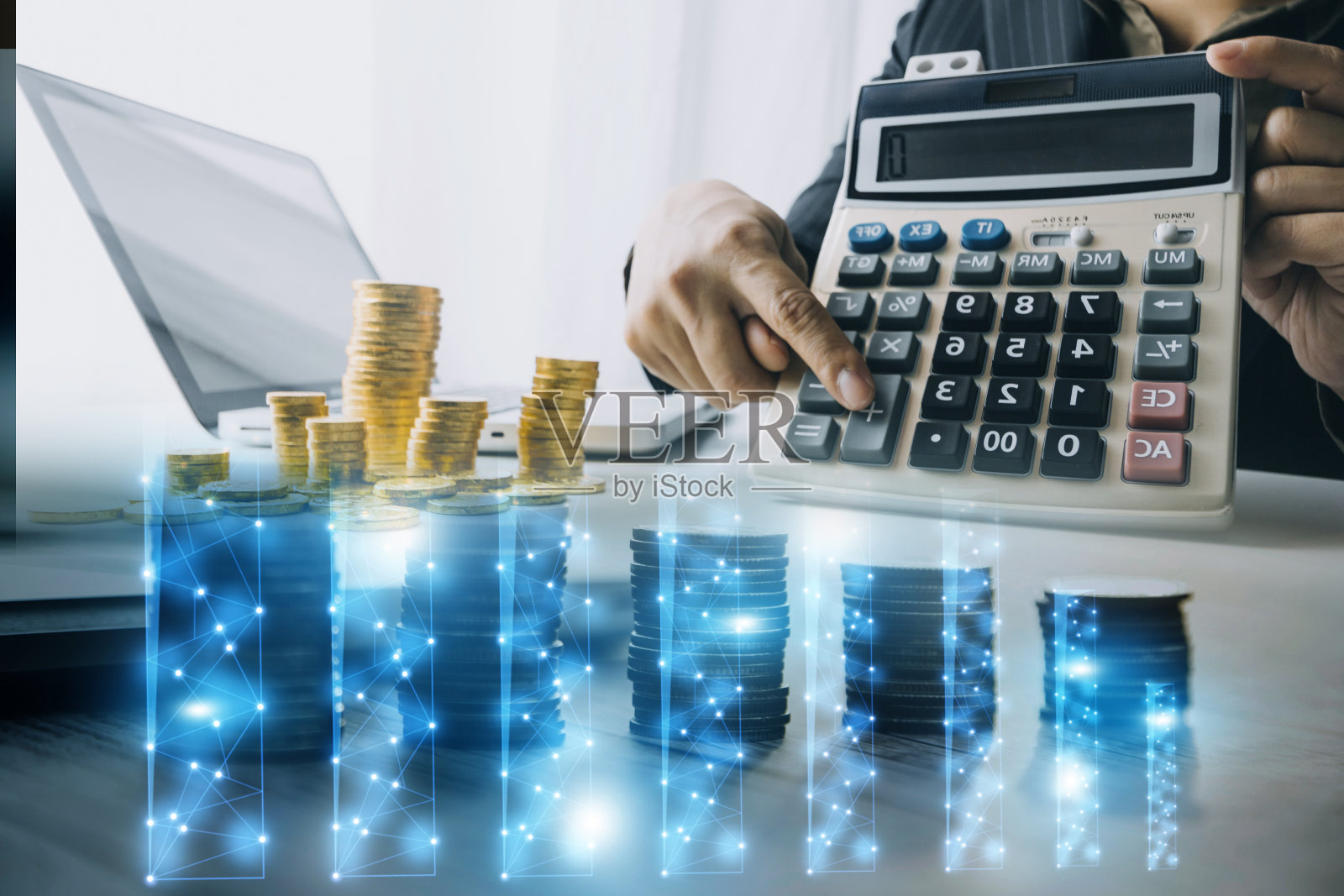 公正与法律观念。男法官在法庭上拿着小木槌,用电脑和对接键盘工作,戴着眼镜,在晨光中坐在桌子上照片摄影图片