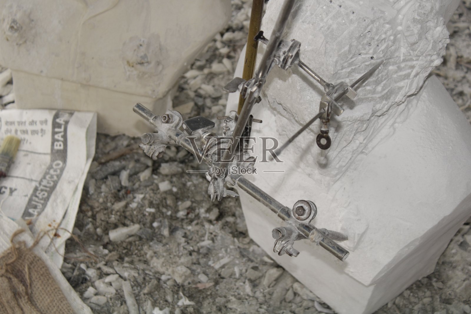 传统指南针近景,用于石刻时在石头上做标记。照片摄影图片