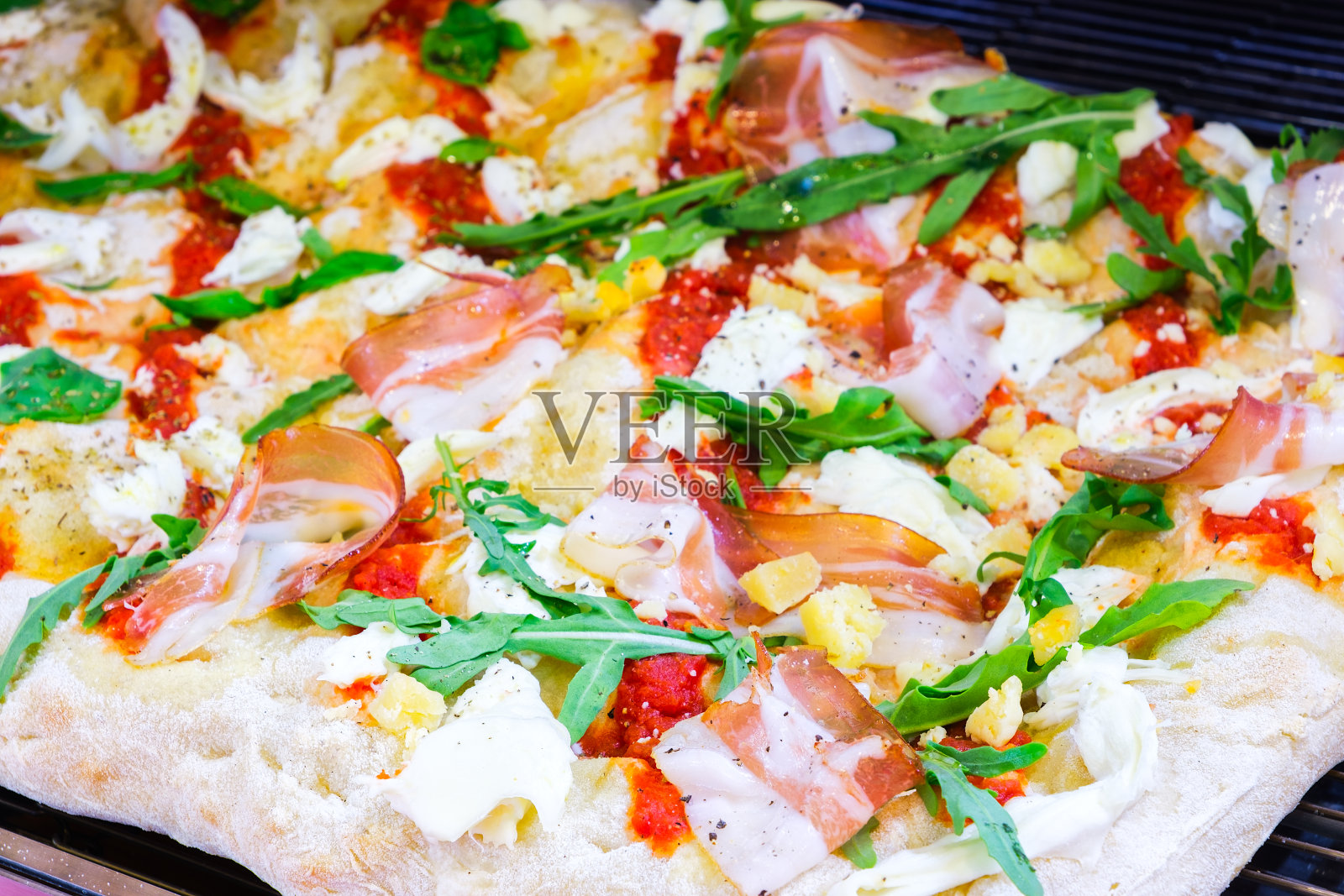 方形烤盘上的油炸前披萨照片摄影图片